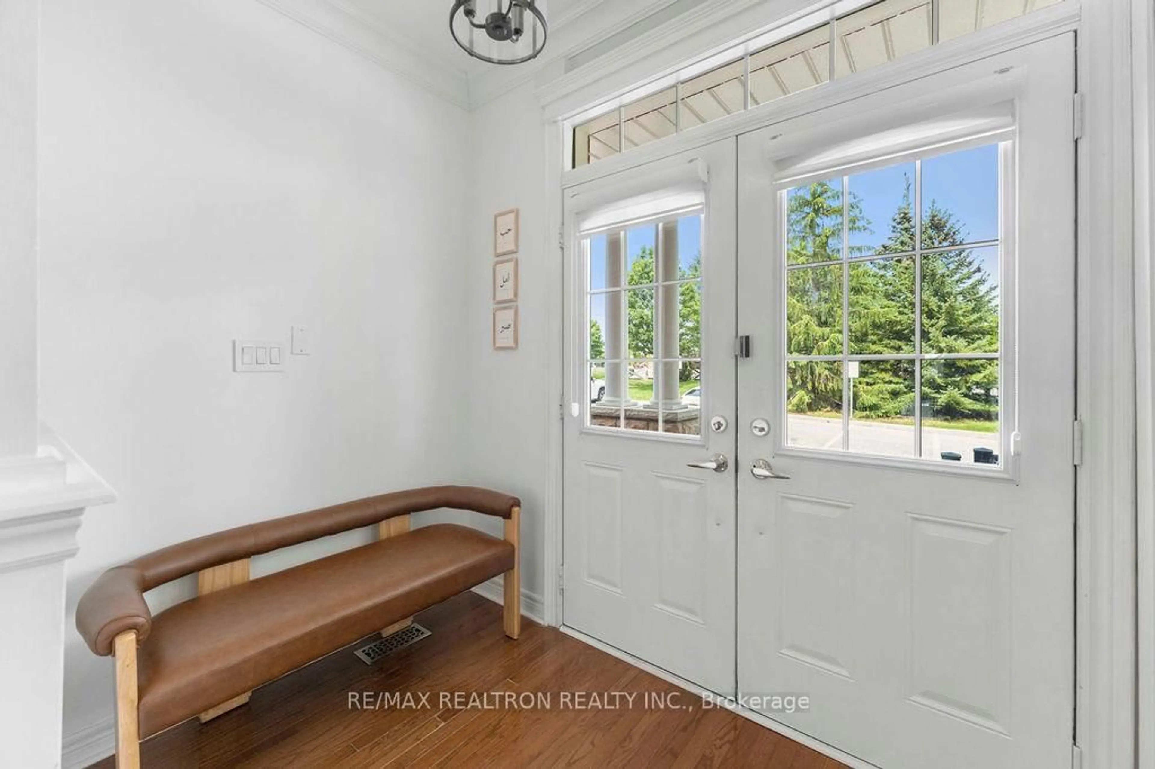 Indoor entryway for 678 Skye Crt, Newmarket Ontario L3X 3E1