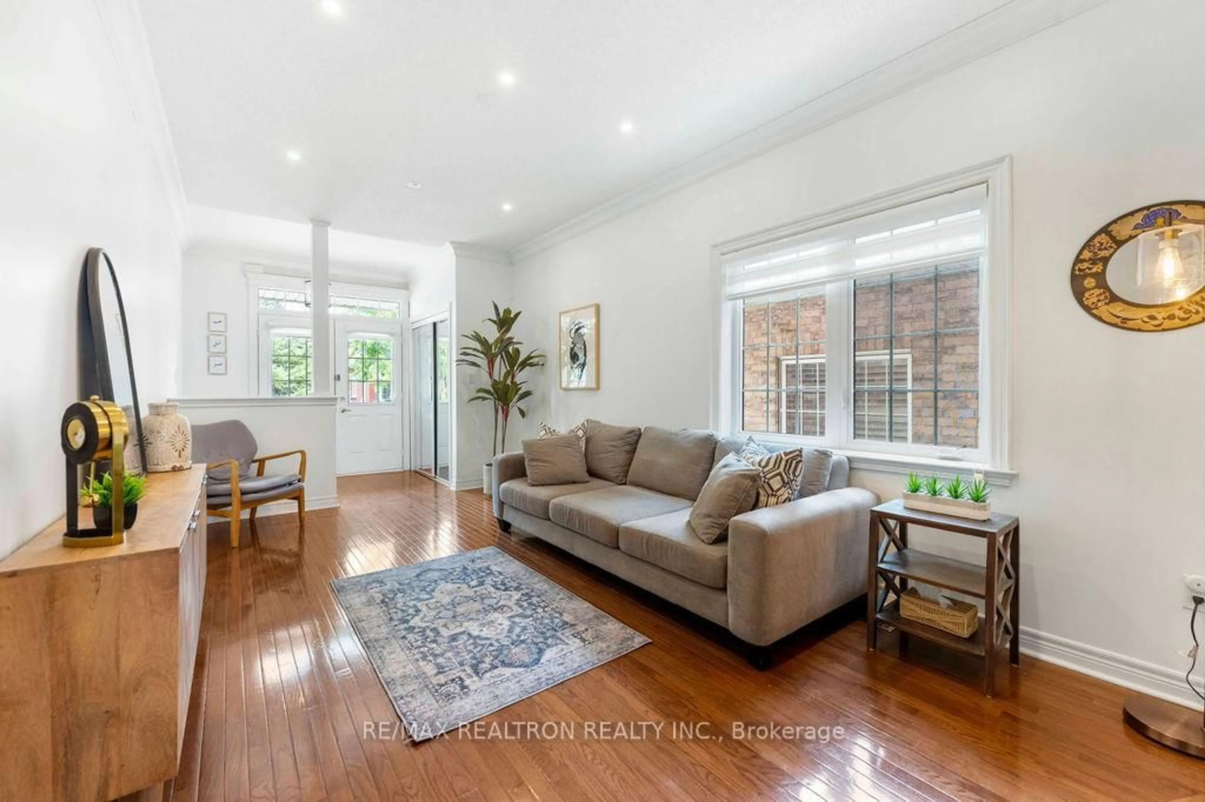 Living room with furniture, unknown for 678 Skye Crt, Newmarket Ontario L3X 3E1