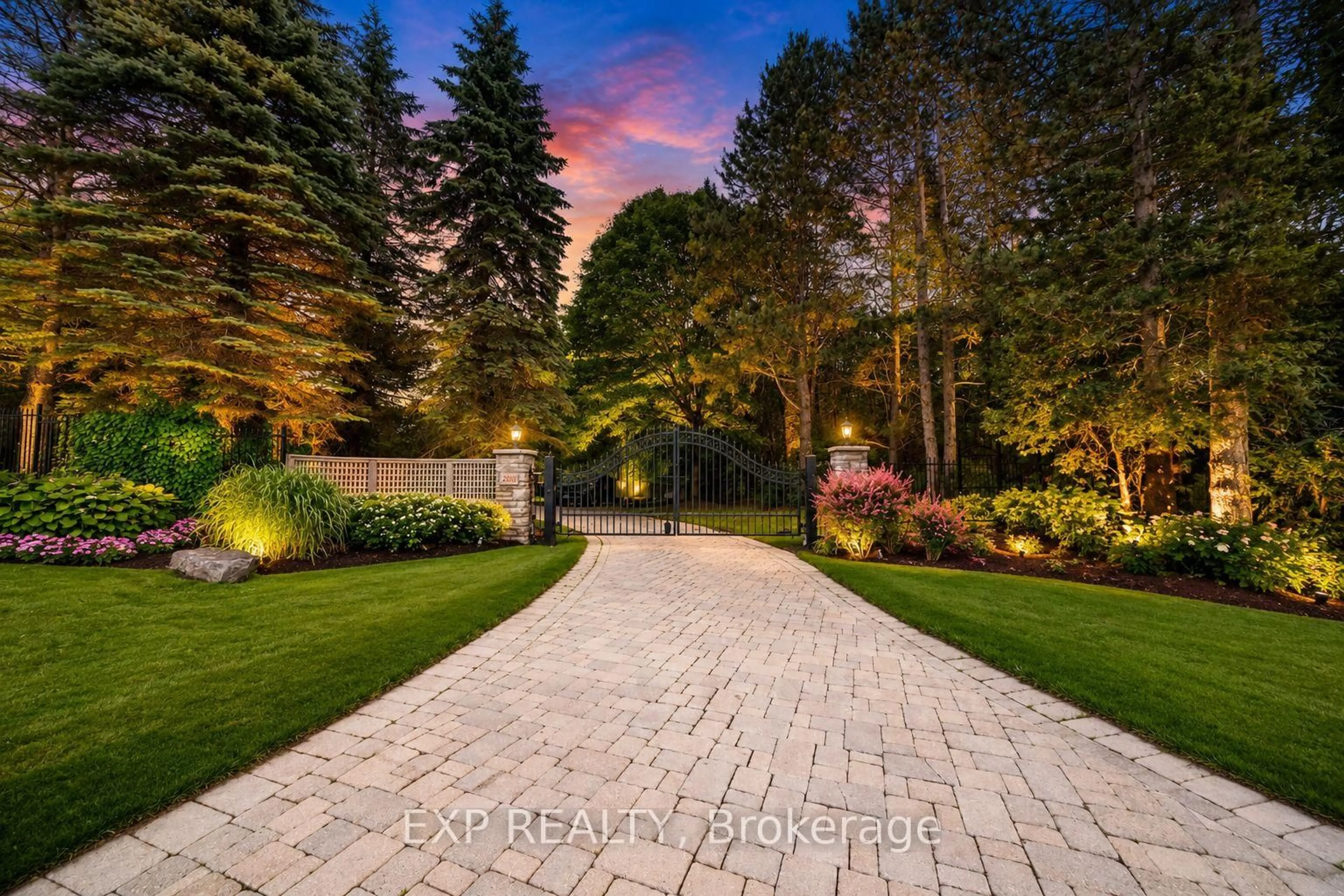 Indoor entryway for 203 St John's Sdrd, Aurora Ontario L4G 6K1