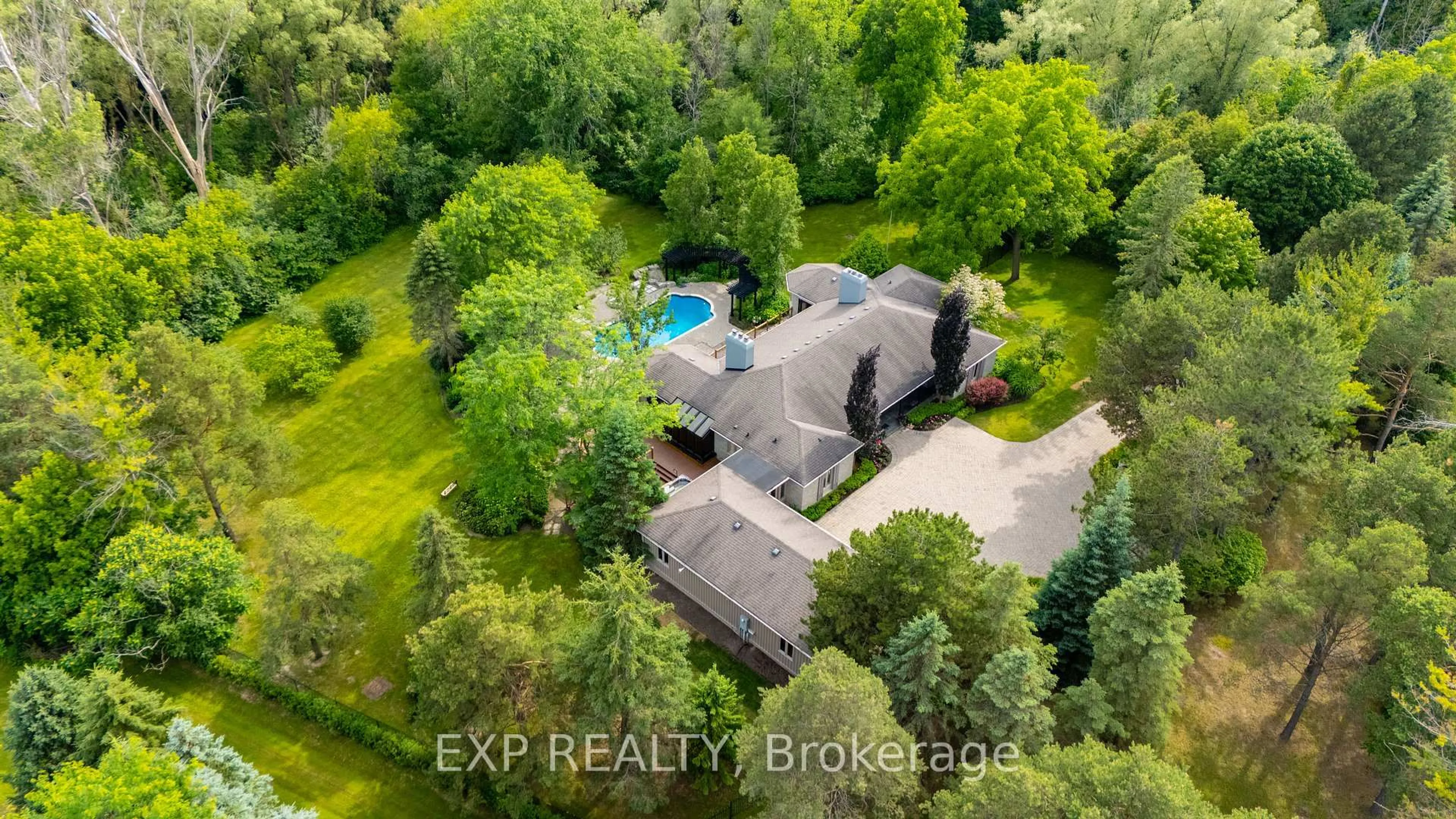 A pic from outside/outdoor area/front of a property/back of a property/a pic from drone, unknown for 203 St John's Sdrd, Aurora Ontario L4G 6K1