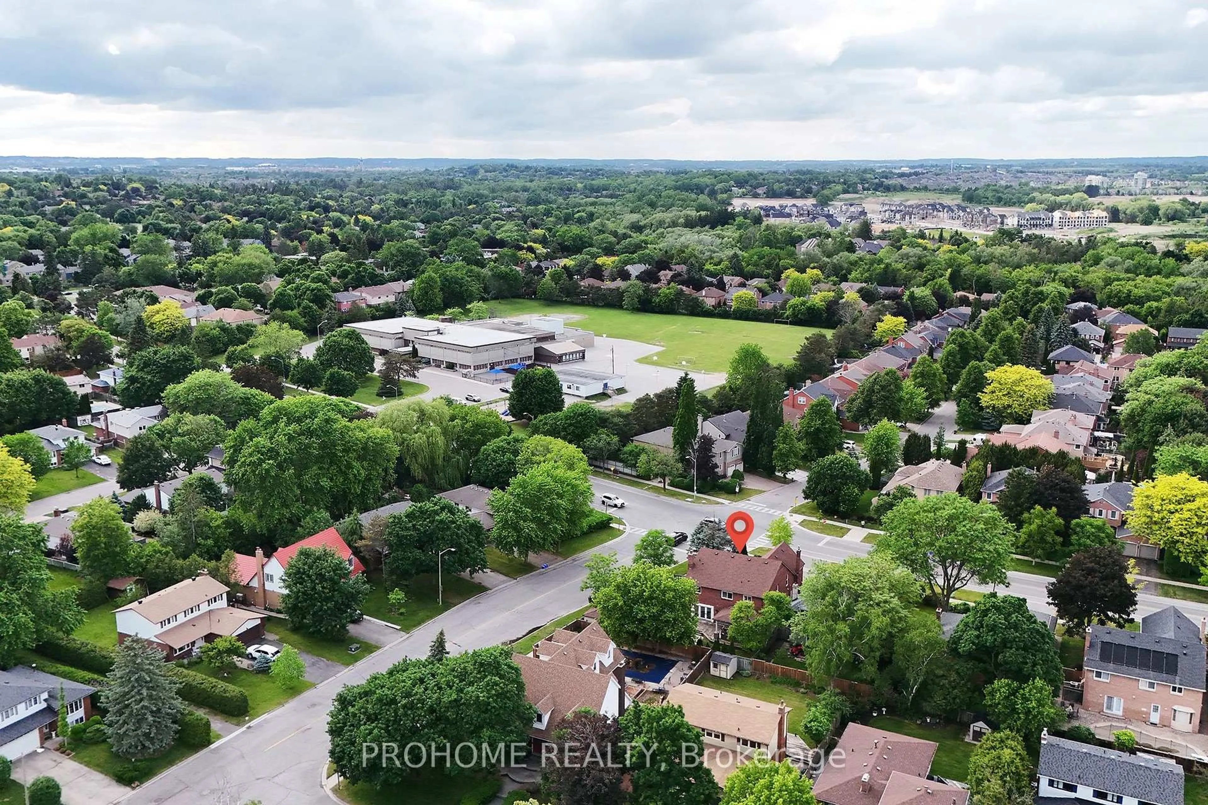 A pic from outside/outdoor area/front of a property/back of a property/a pic from drone, street for 163 Carlton Rd, Markham Ontario L3R 3L7