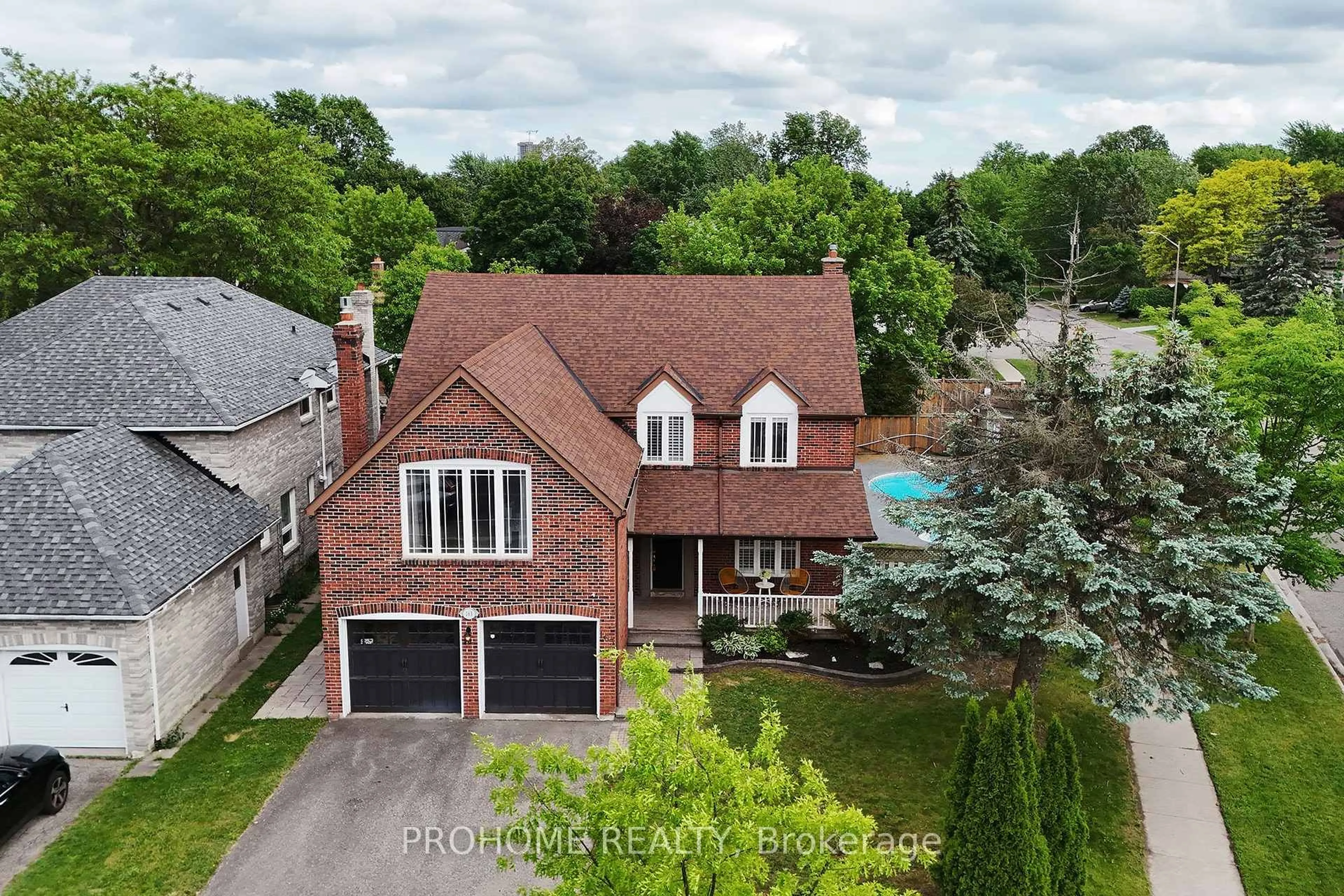 A pic from outside/outdoor area/front of a property/back of a property/a pic from drone, street for 163 Carlton Rd, Markham Ontario L3R 3L7