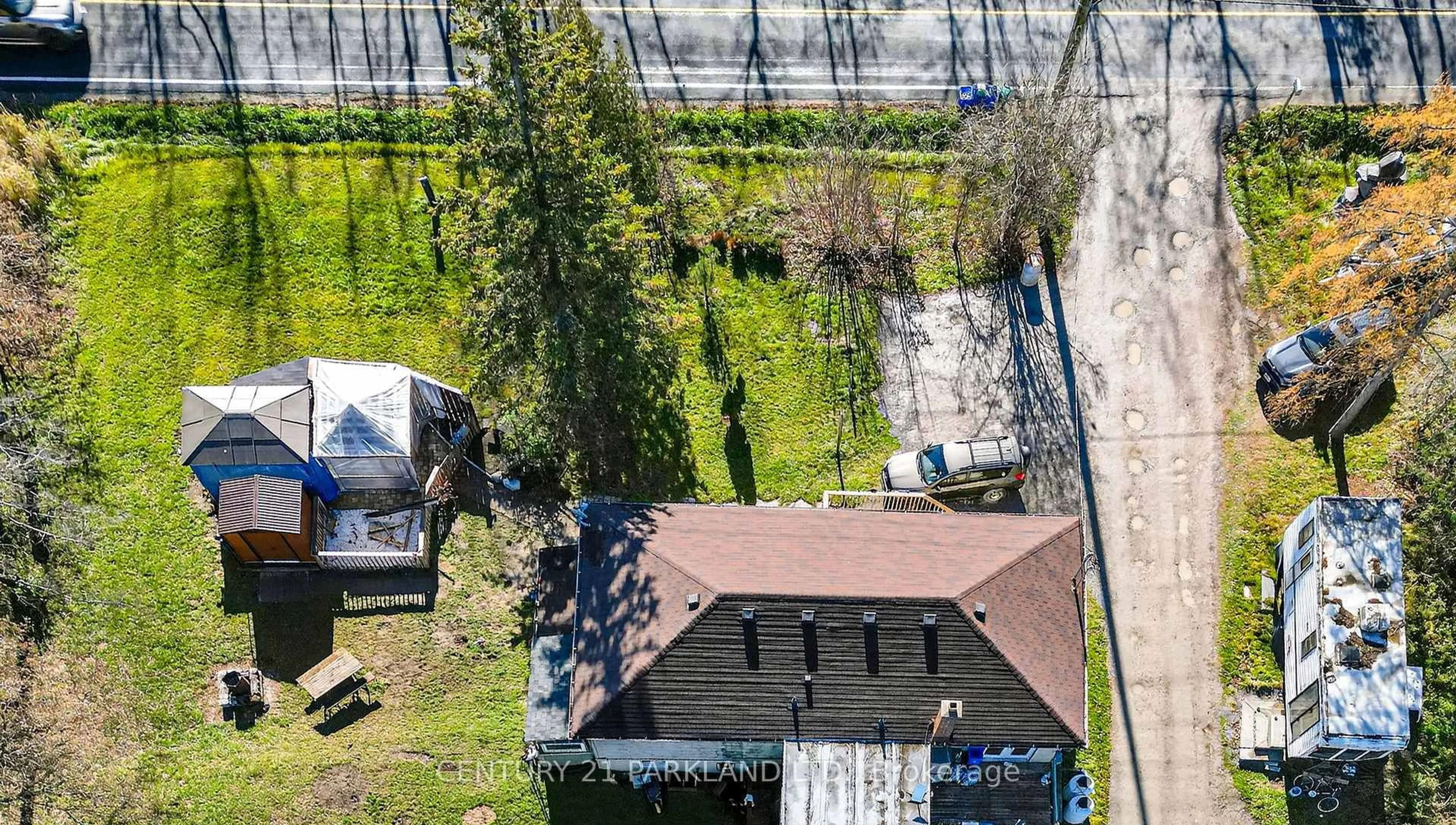 A pic from outside/outdoor area/front of a property/back of a property/a pic from drone, city buildings view from balcony for 4762 Old Homestead Rd, Georgina Ontario L0E 1R0