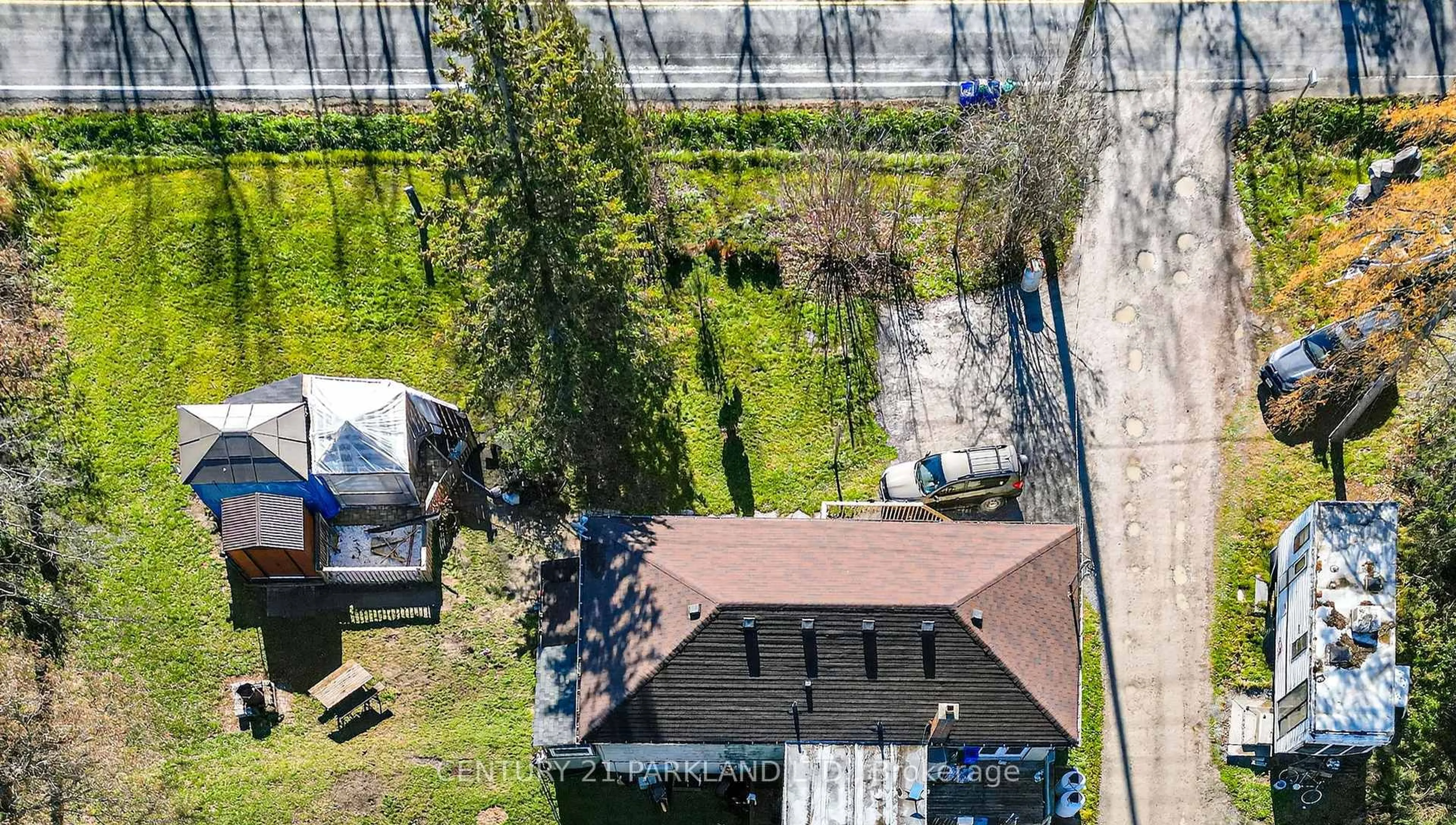 A pic from outside/outdoor area/front of a property/back of a property/a pic from drone, unknown for 4762 Old Homestead Rd, Georgina Ontario L0E 1R0