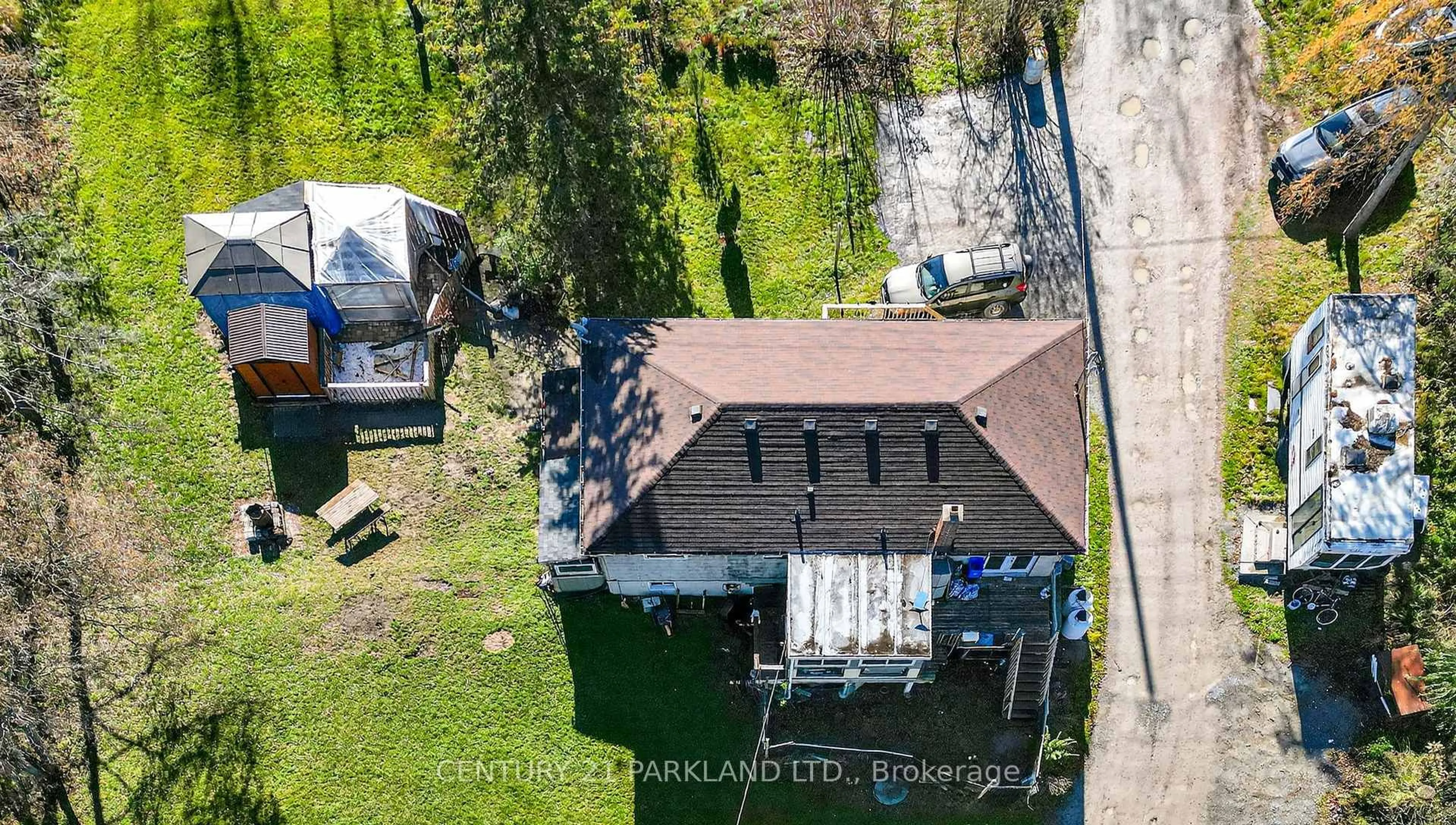 A pic from outside/outdoor area/front of a property/back of a property/a pic from drone, street for 4762 Old Homestead Rd, Georgina Ontario L0E 1R0