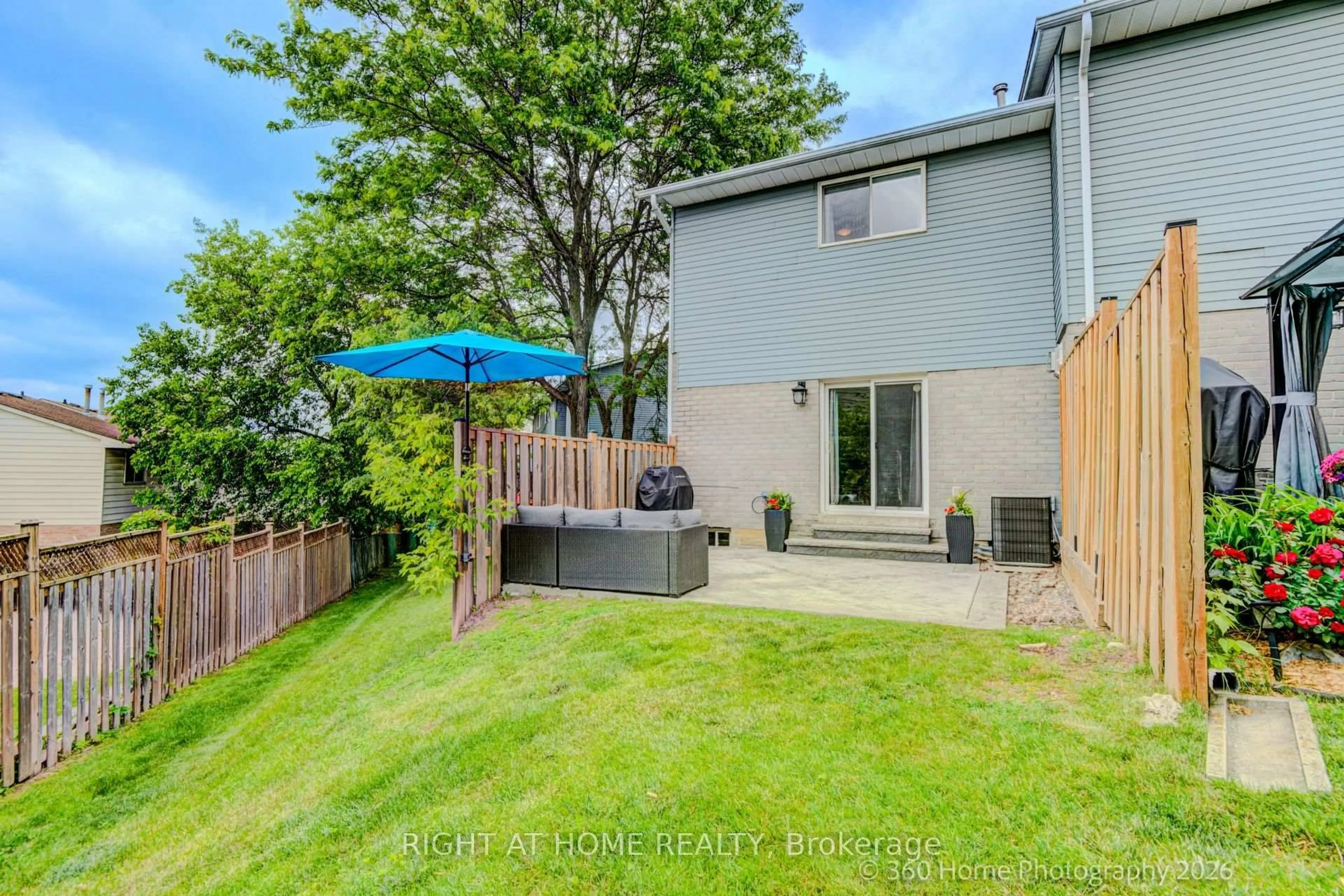 Patio, street for 32 Harmony Circ, Bradford West Gwillimbury Ontario L3Z 2T9