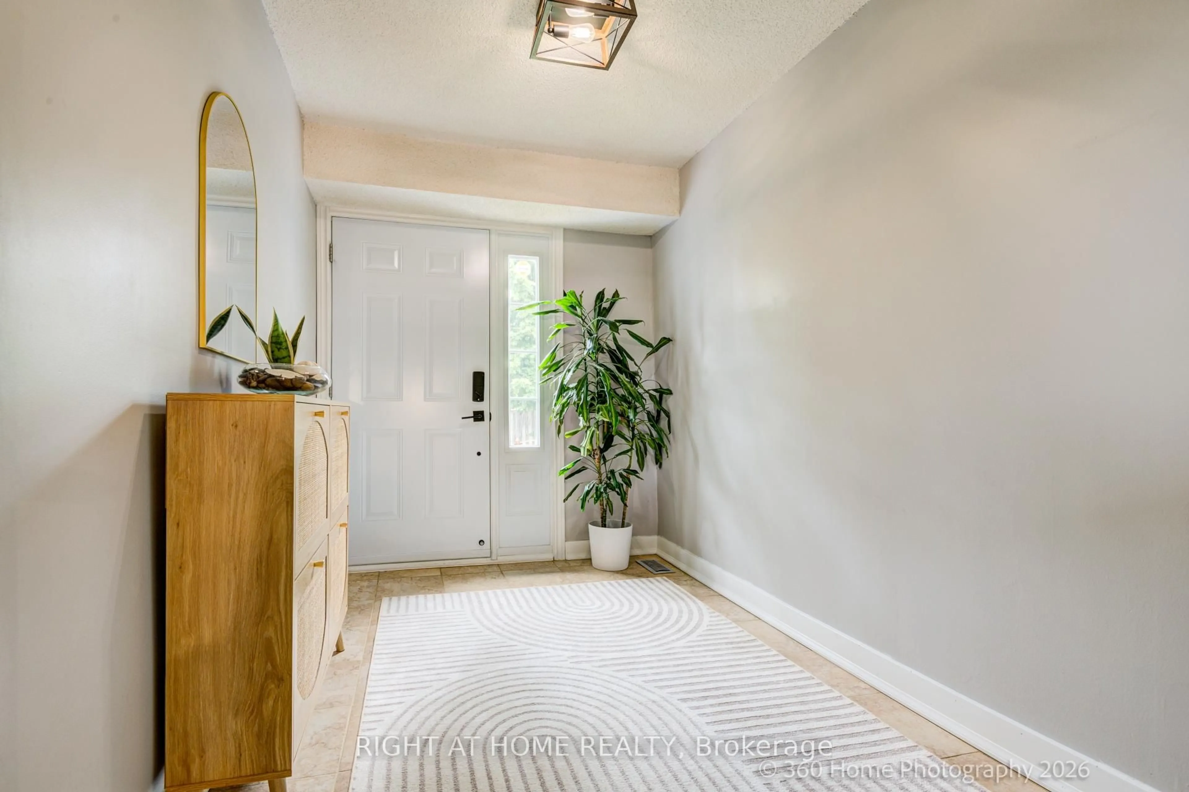 Indoor entryway for 32 Harmony Circ, Bradford West Gwillimbury Ontario L3Z 2T9