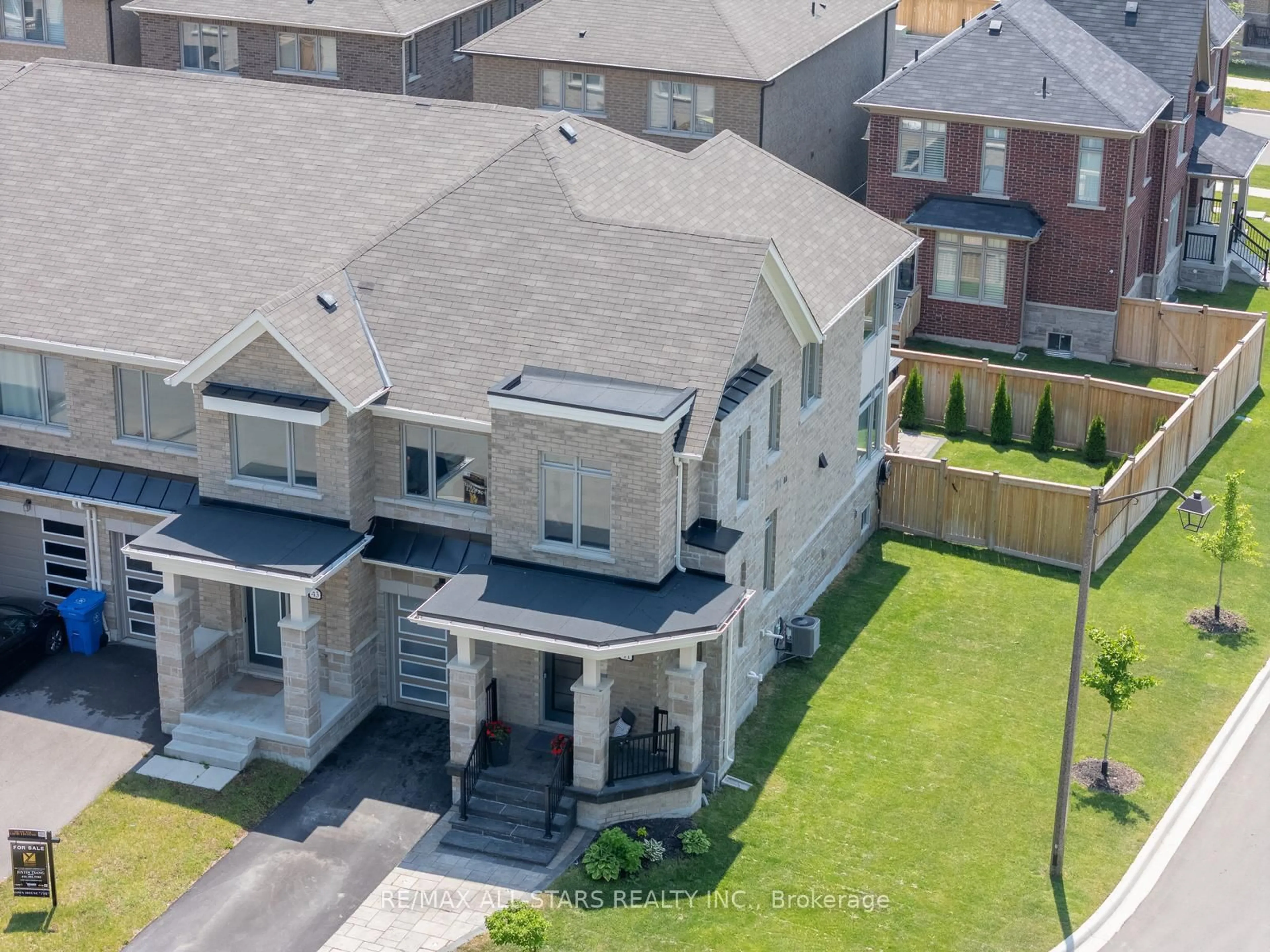 A pic from outside/outdoor area/front of a property/back of a property/a pic from drone, street for 41 Seedling Cres, Whitchurch-Stouffville Ontario L4A 4V5