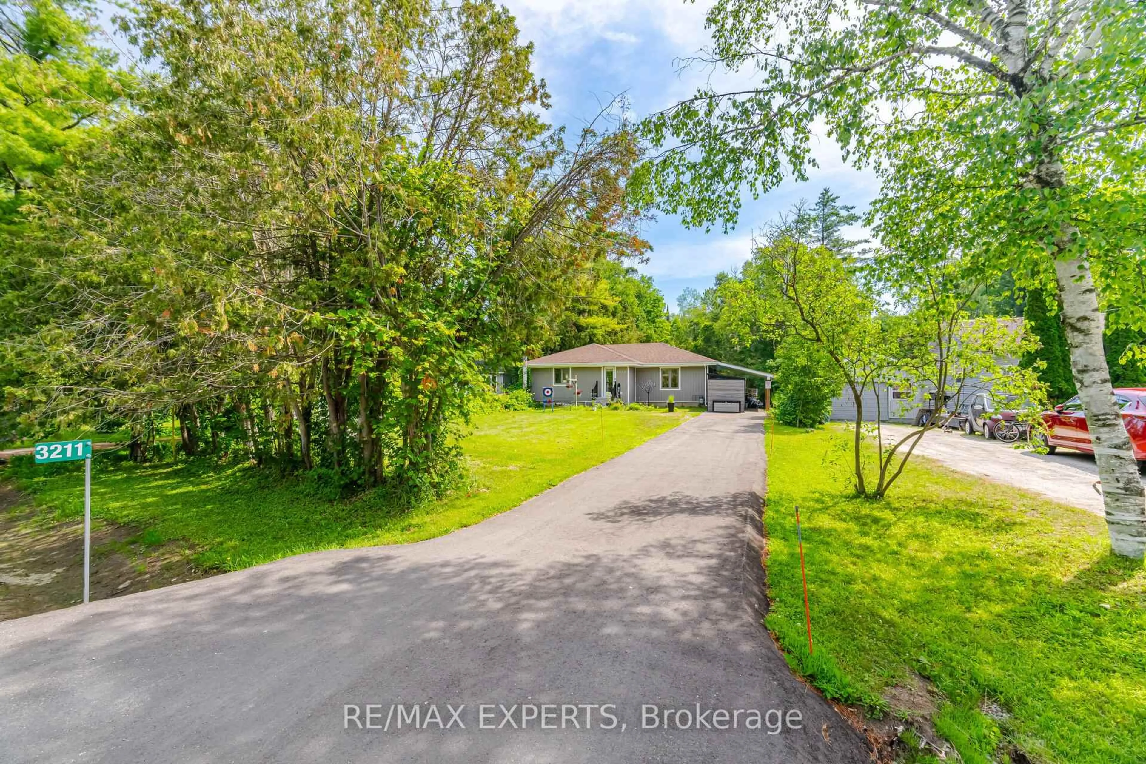 A pic from outside/outdoor area/front of a property/back of a property/a pic from drone, street for 3211 Cove Ave, Innisfil Ontario L9S 2K7