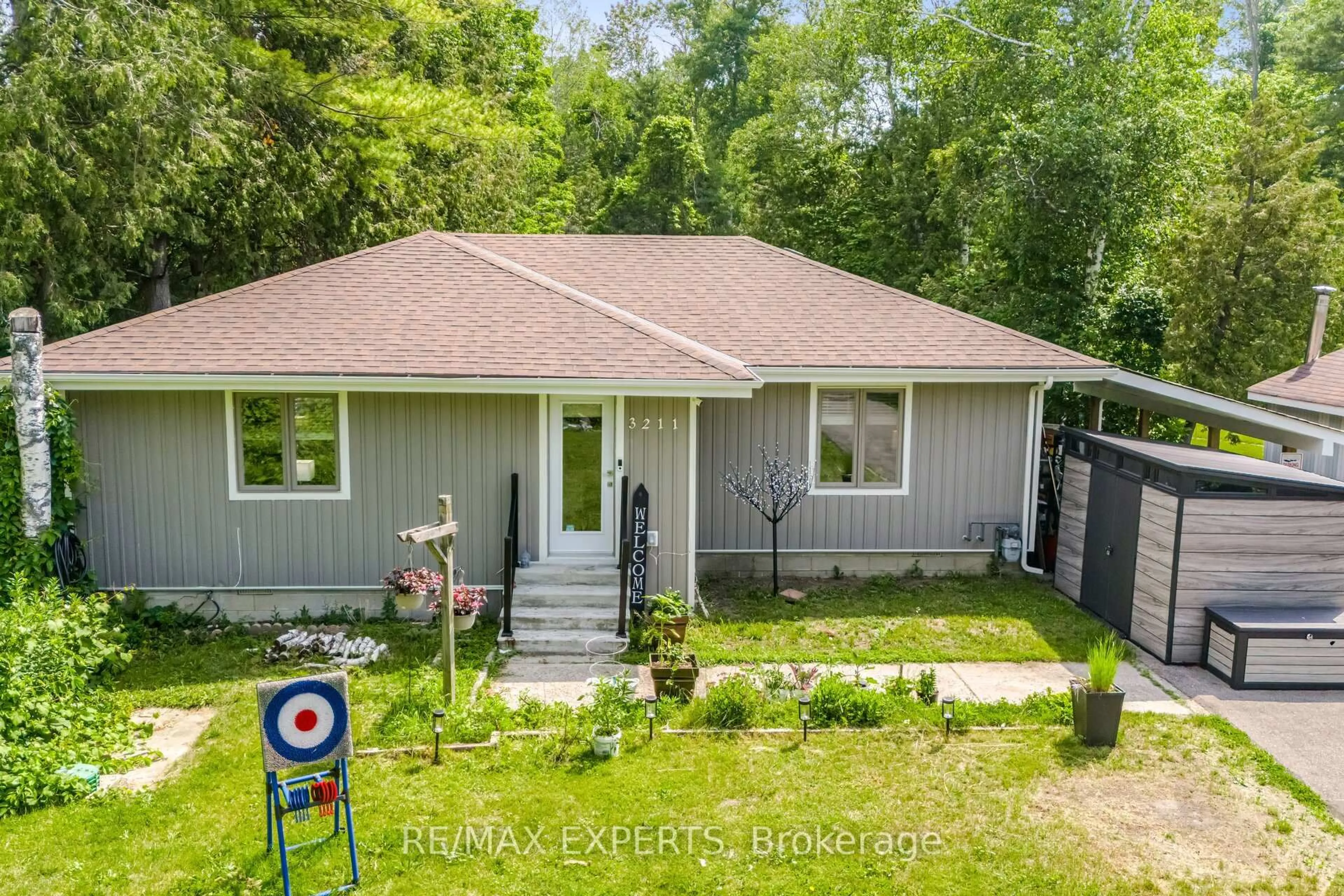 A pic from outside/outdoor area/front of a property/back of a property/a pic from drone, unknown for 3211 Cove Ave, Innisfil Ontario L9S 2K7
