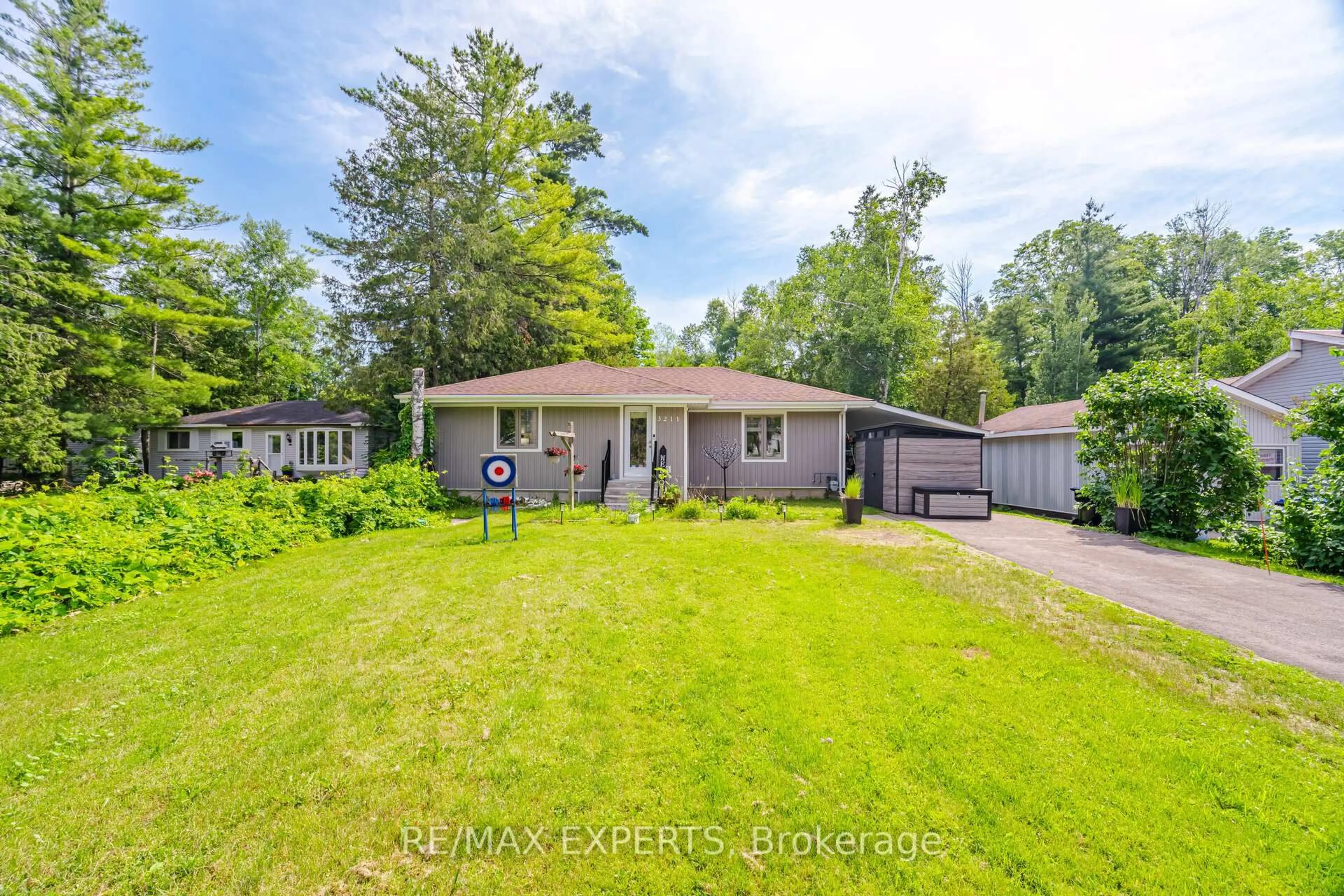 A pic from outside/outdoor area/front of a property/back of a property/a pic from drone, street for 3211 Cove Ave, Innisfil Ontario L9S 2K7
