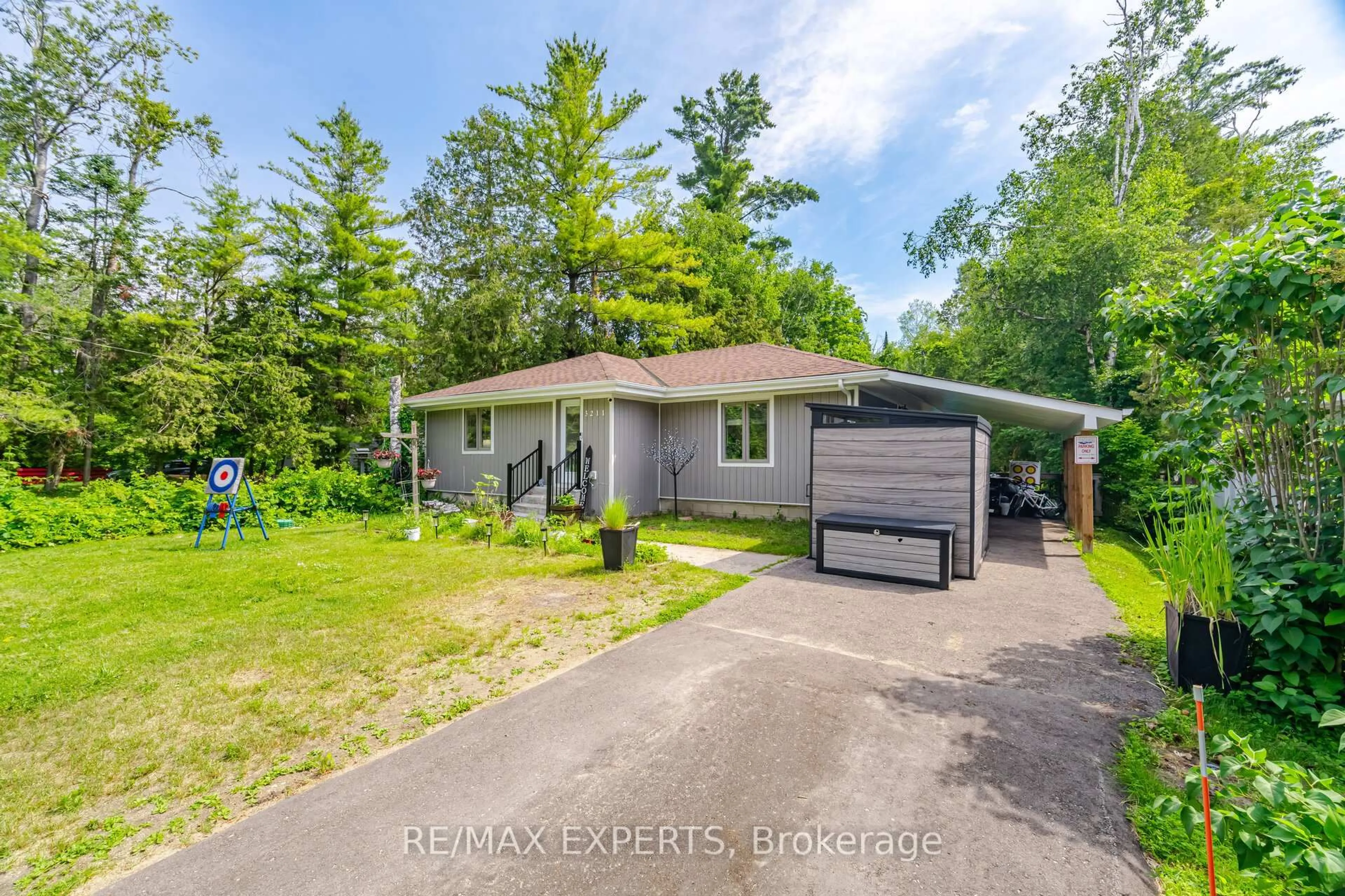 A pic from outside/outdoor area/front of a property/back of a property/a pic from drone, street for 3211 Cove Ave, Innisfil Ontario L9S 2K7