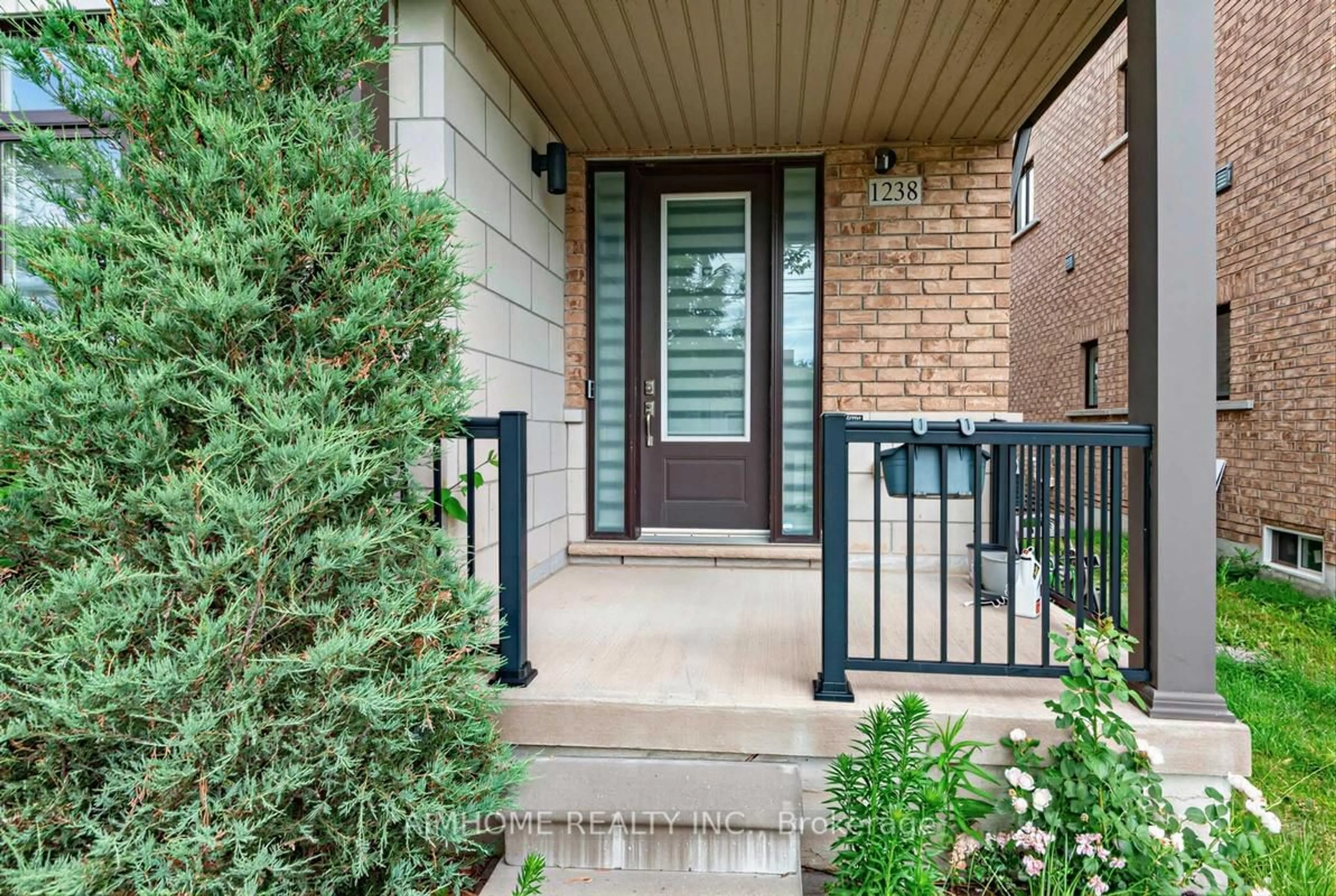 Indoor entryway for 1238 Wellington St, Aurora Ontario L4G 2C9