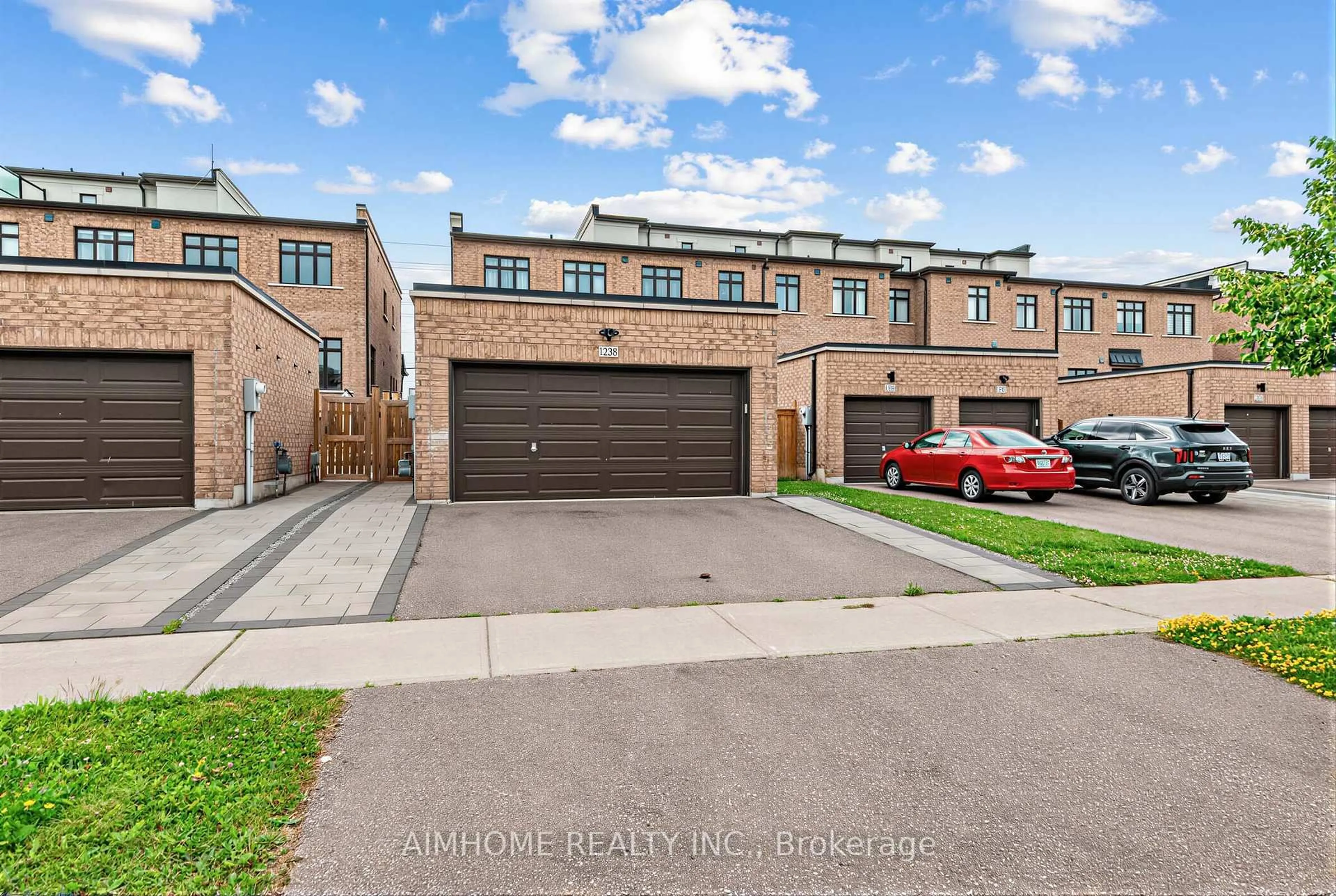 A pic from outside/outdoor area/front of a property/back of a property/a pic from drone, street for 1238 Wellington St, Aurora Ontario L4G 2C9