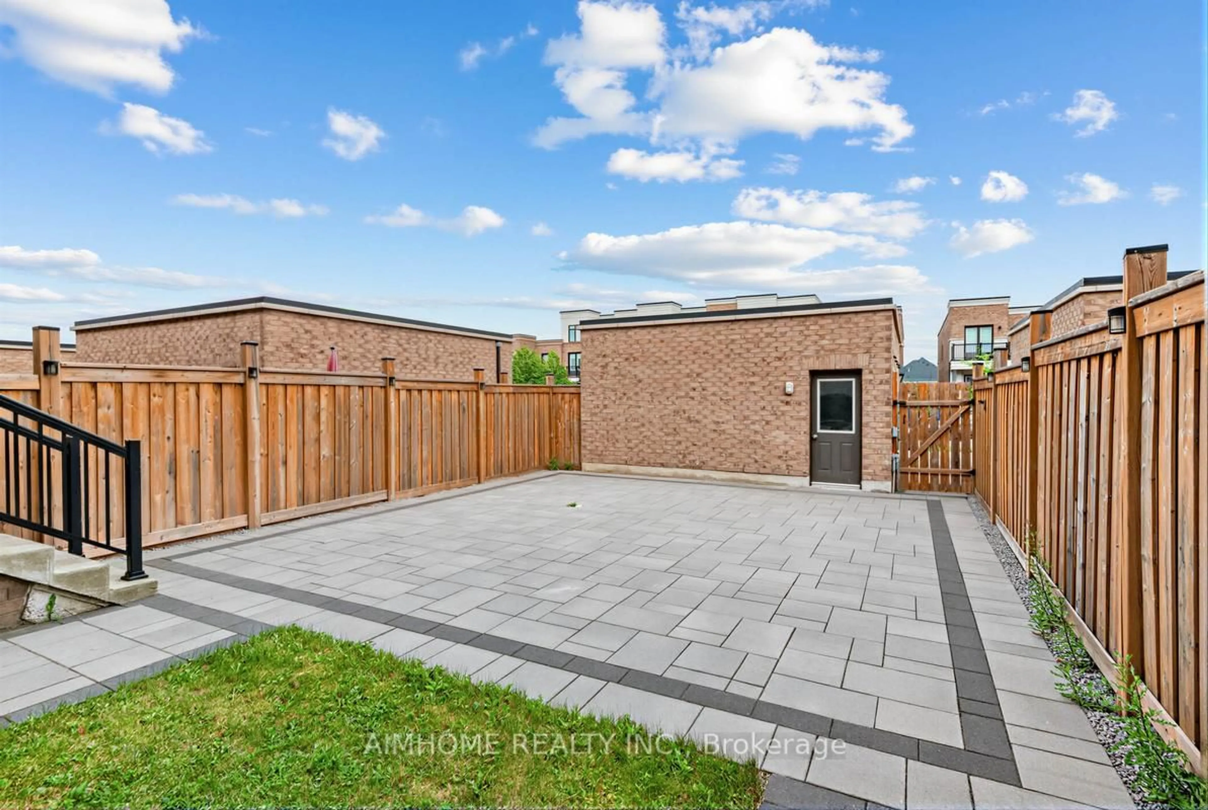 A pic from outside/outdoor area/front of a property/back of a property/a pic from drone, street for 1238 Wellington St, Aurora Ontario L4G 2C9