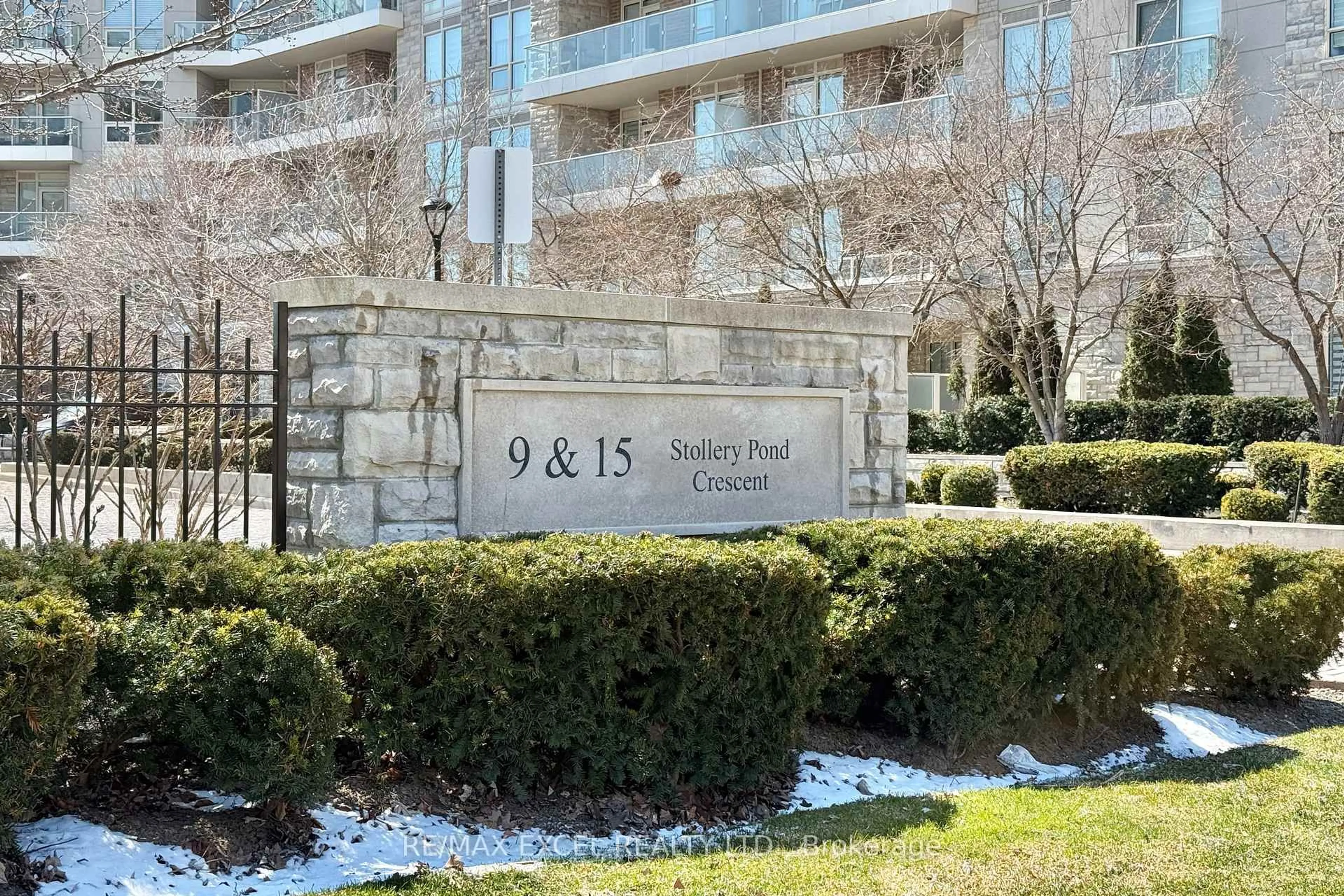 Indoor foyer for 9 Stollery Pond Cres #208, Markham Ontario L6C 1K4