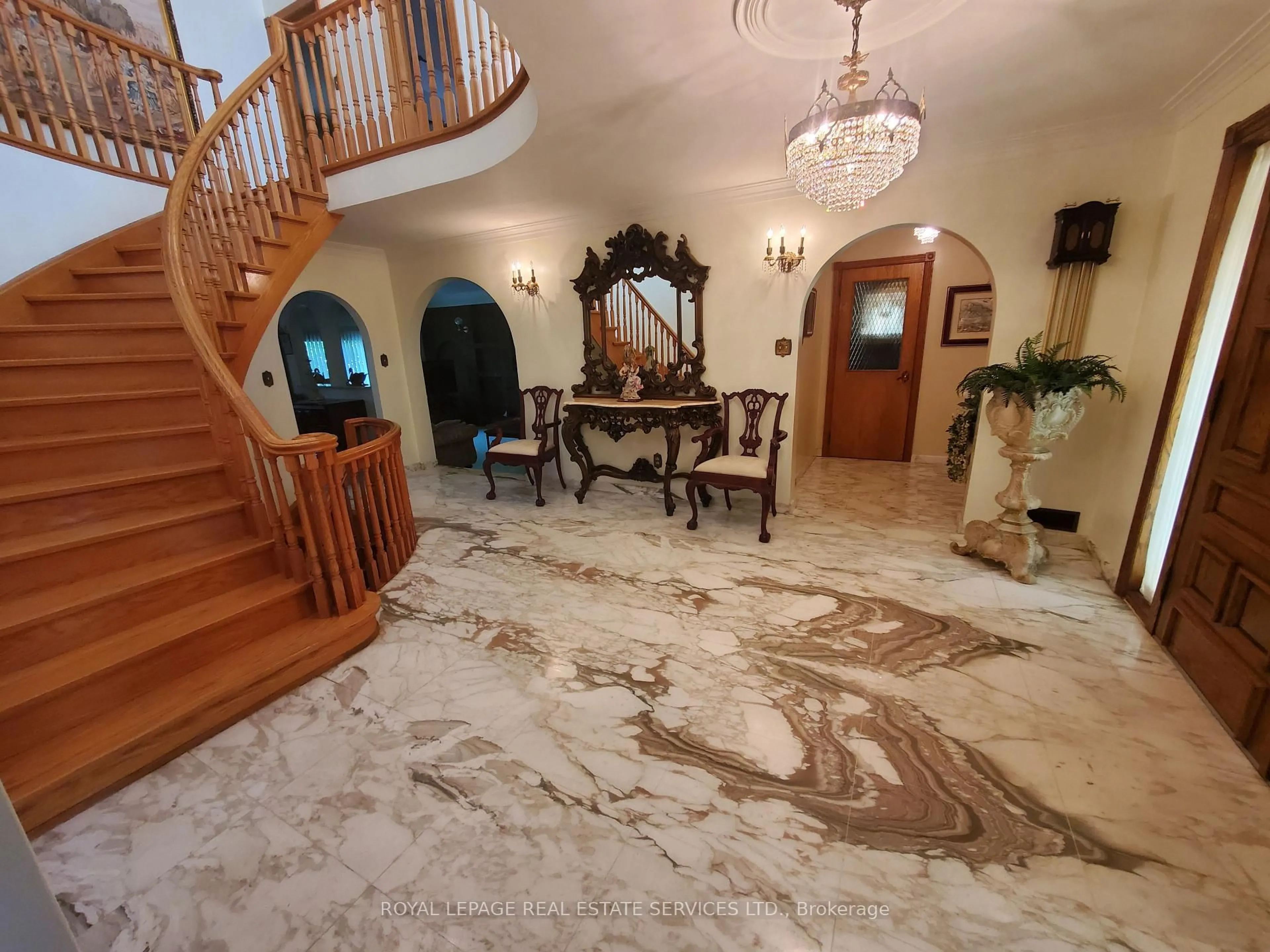 Indoor foyer for 44 Wigwoss Dr, Vaughan Ontario L4L 2P8