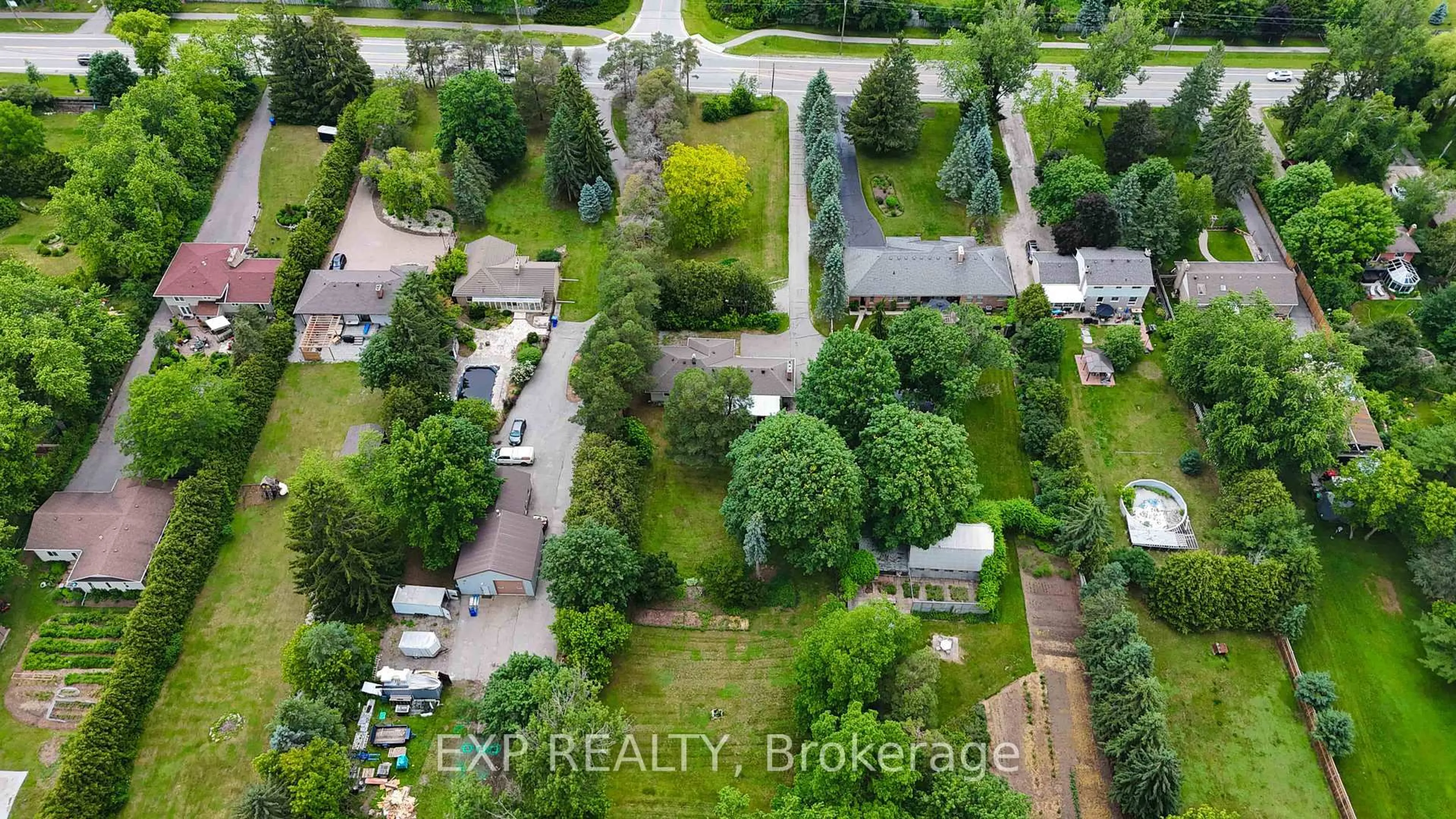 A pic from outside/outdoor area/front of a property/back of a property/a pic from drone, street for 5373 Aurora Rd, Whitchurch-Stouffville Ontario L4A 7X4