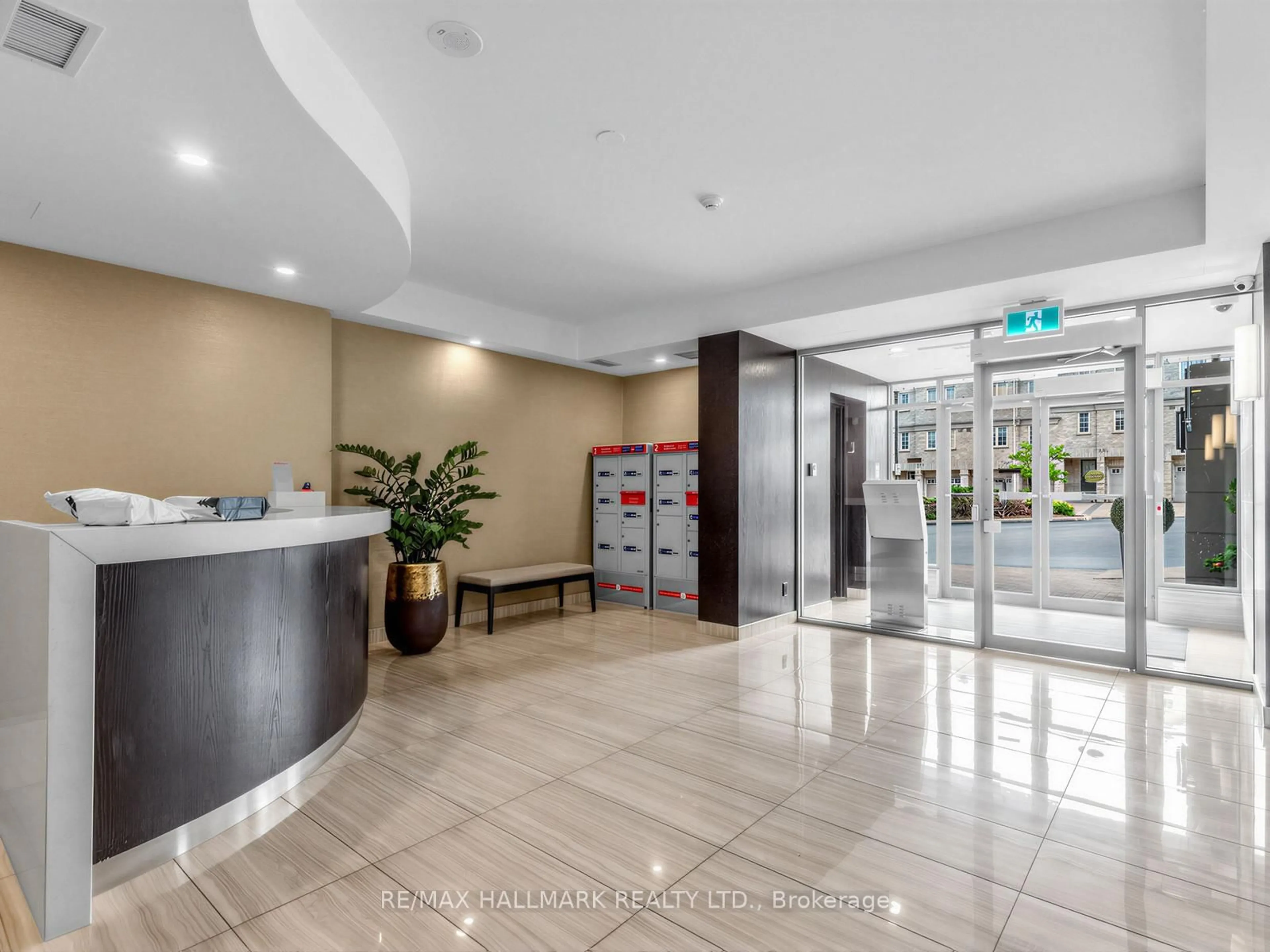 Indoor foyer for 399 South Park Rd #1102, Markham Ontario L3T 7W6