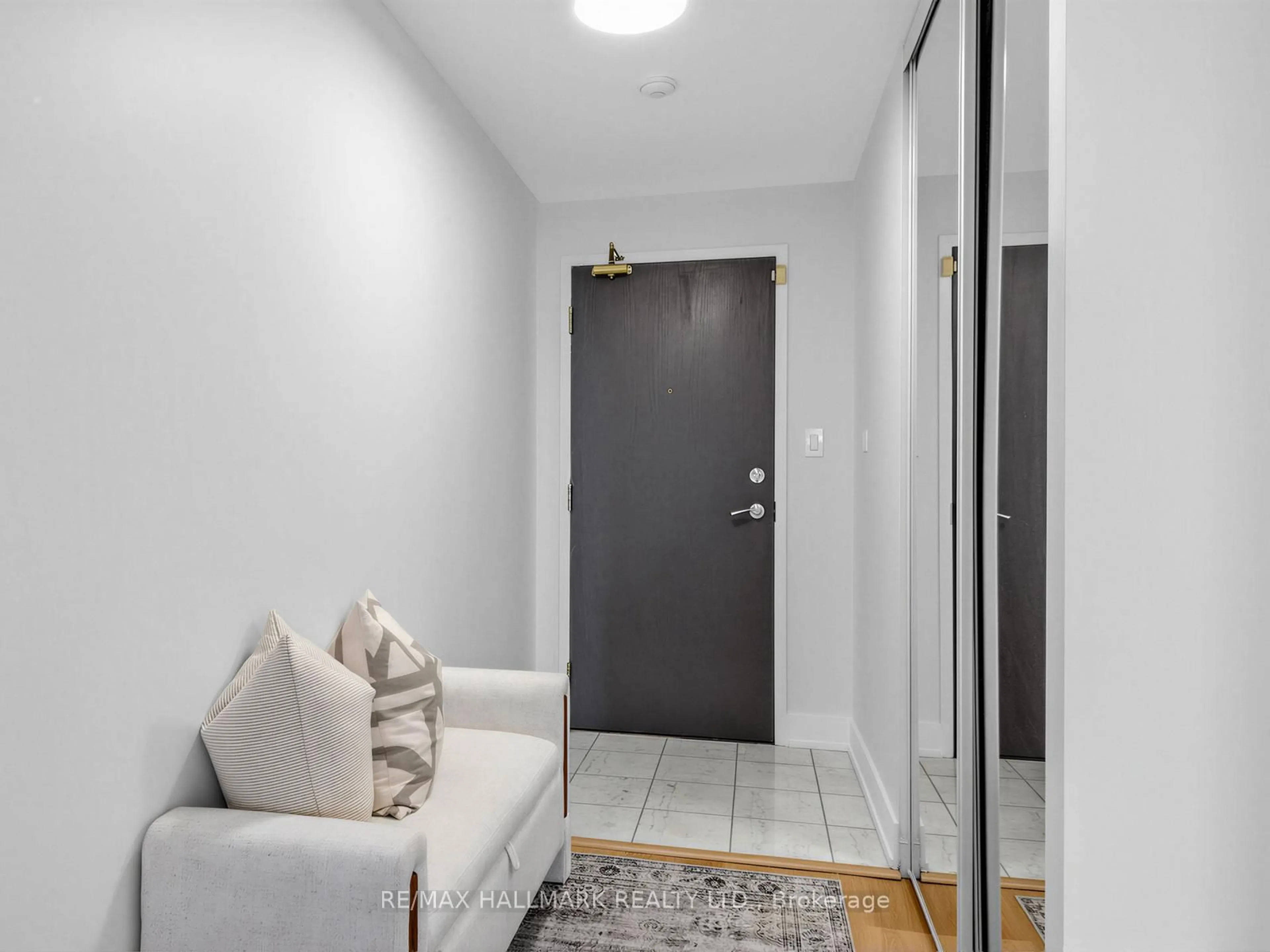 Indoor entryway for 399 South Park Rd #1102, Markham Ontario L3T 7W6