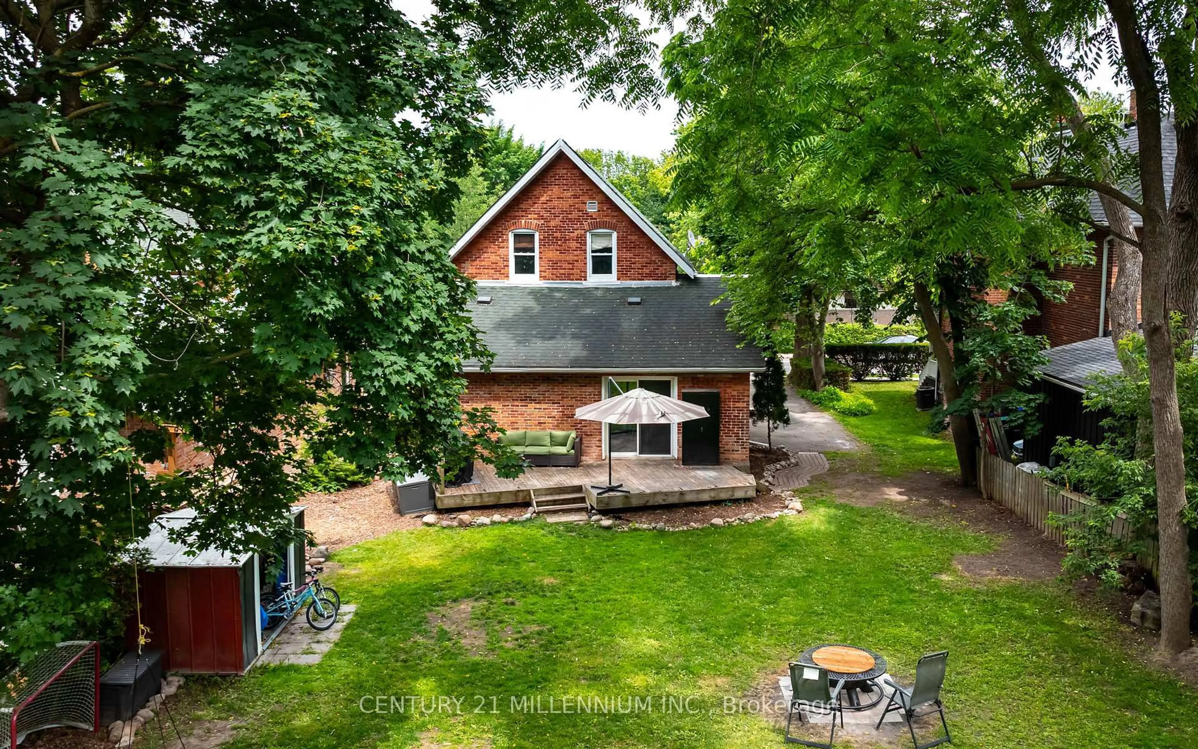 A pic from outside/outdoor area/front of a property/back of a property/a pic from drone, street for 20 Alexander St, New Tecumseth Ontario L0G 1W0