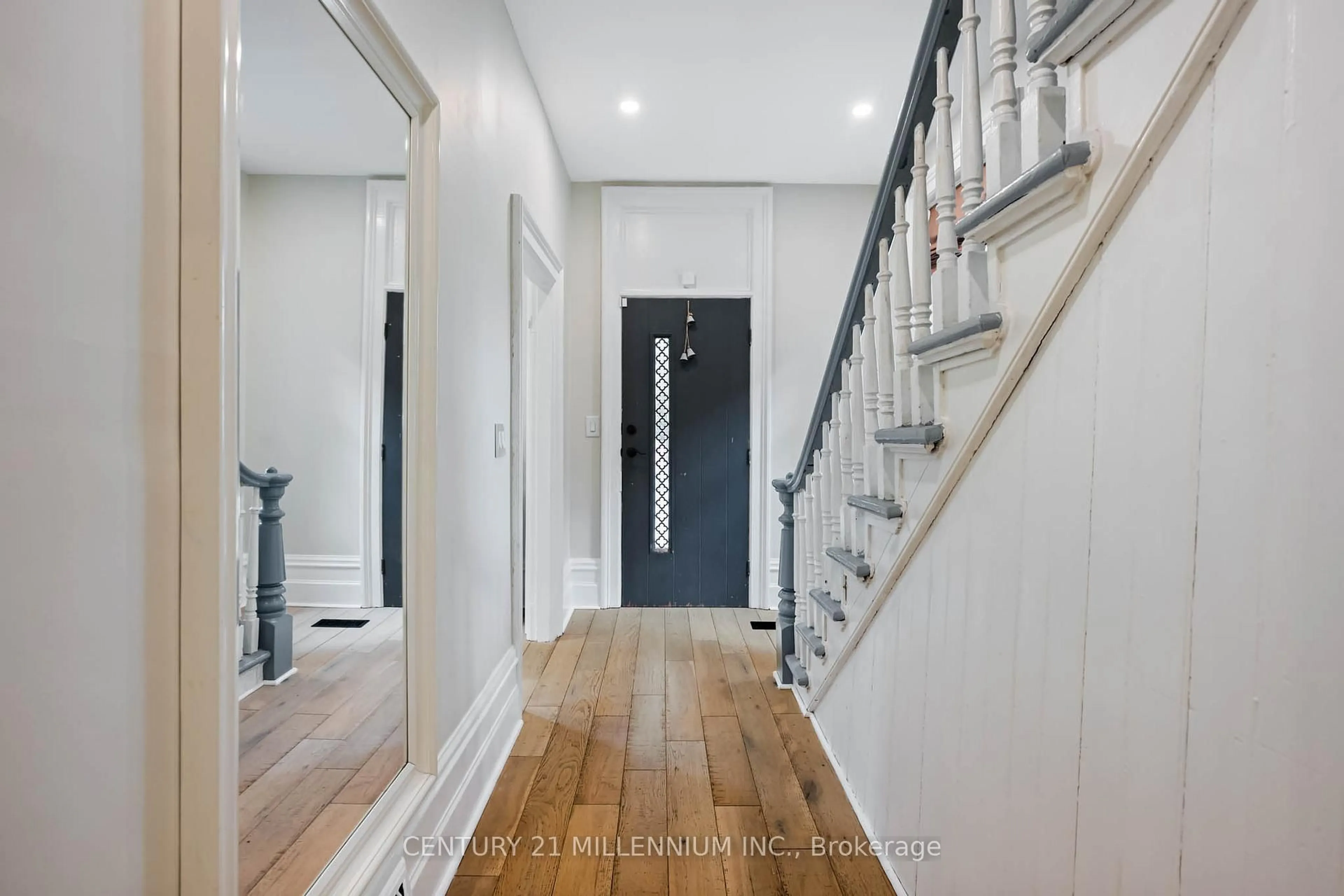 Indoor entryway for 20 Alexander St, New Tecumseth Ontario L0G 1W0