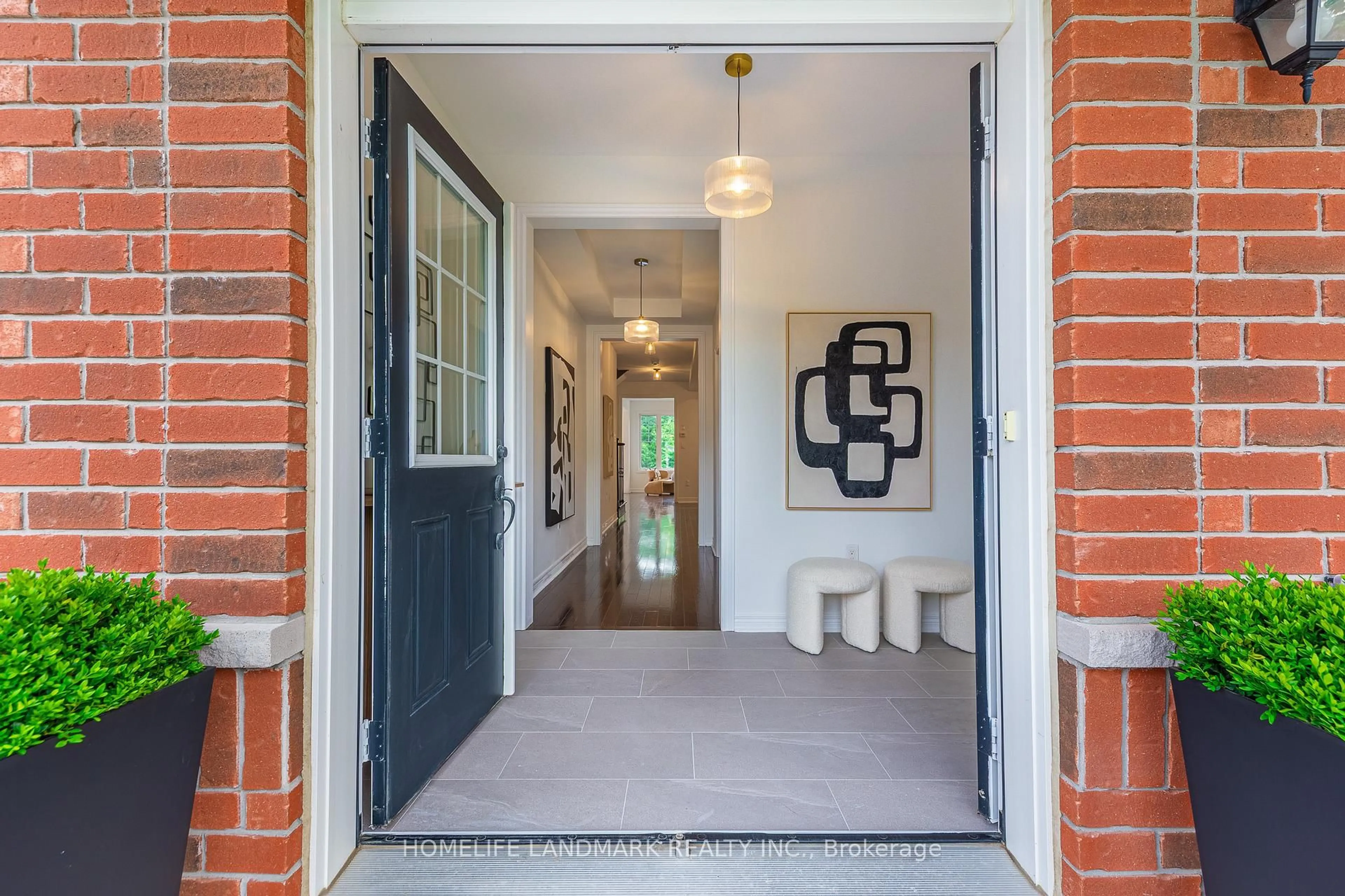Indoor entryway for 125 Roy Harper Ave, Aurora Ontario L4G 0V6