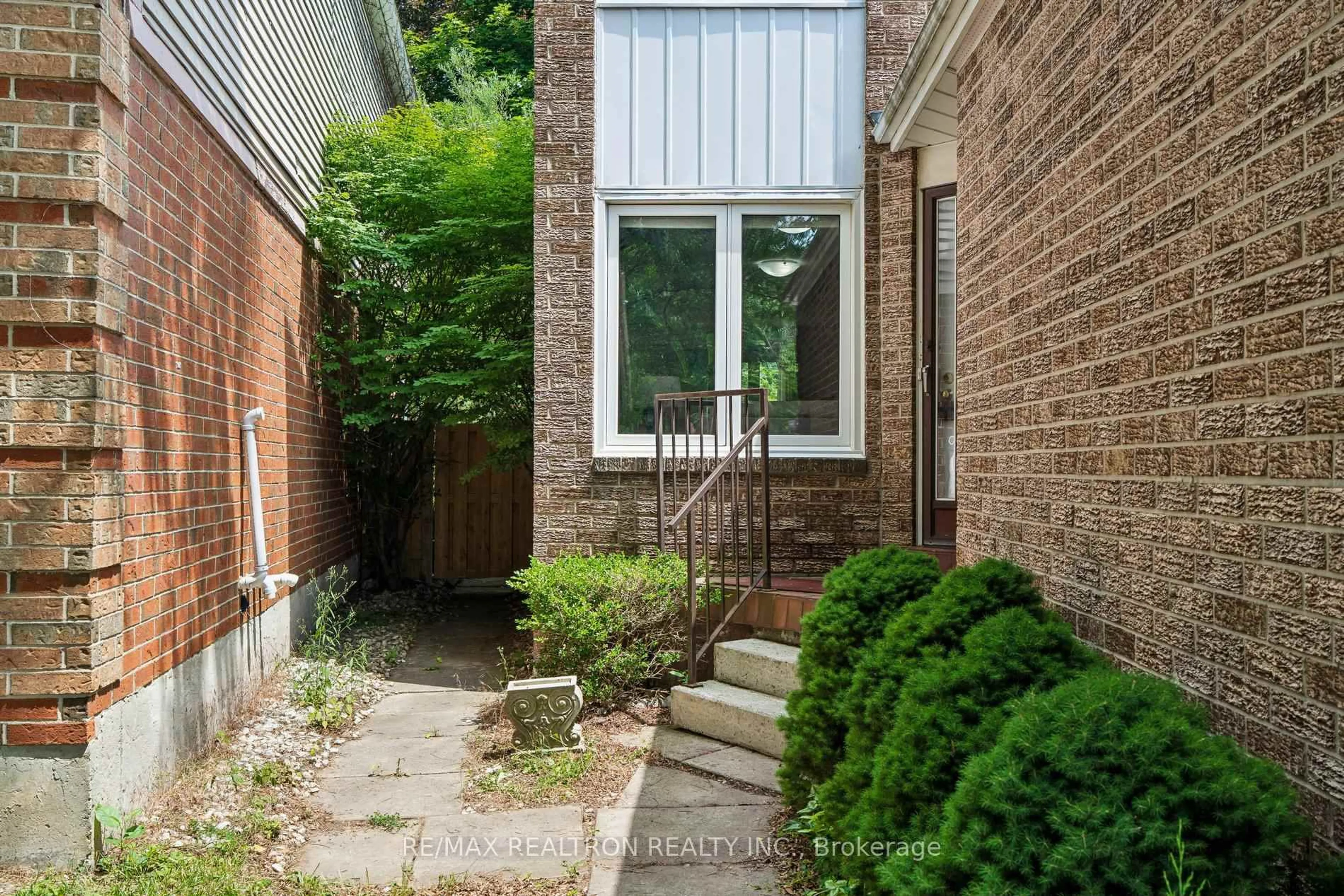 Home with brick exterior material, street for 41 Thornbury Circ, Vaughan Ontario L4J 5C3