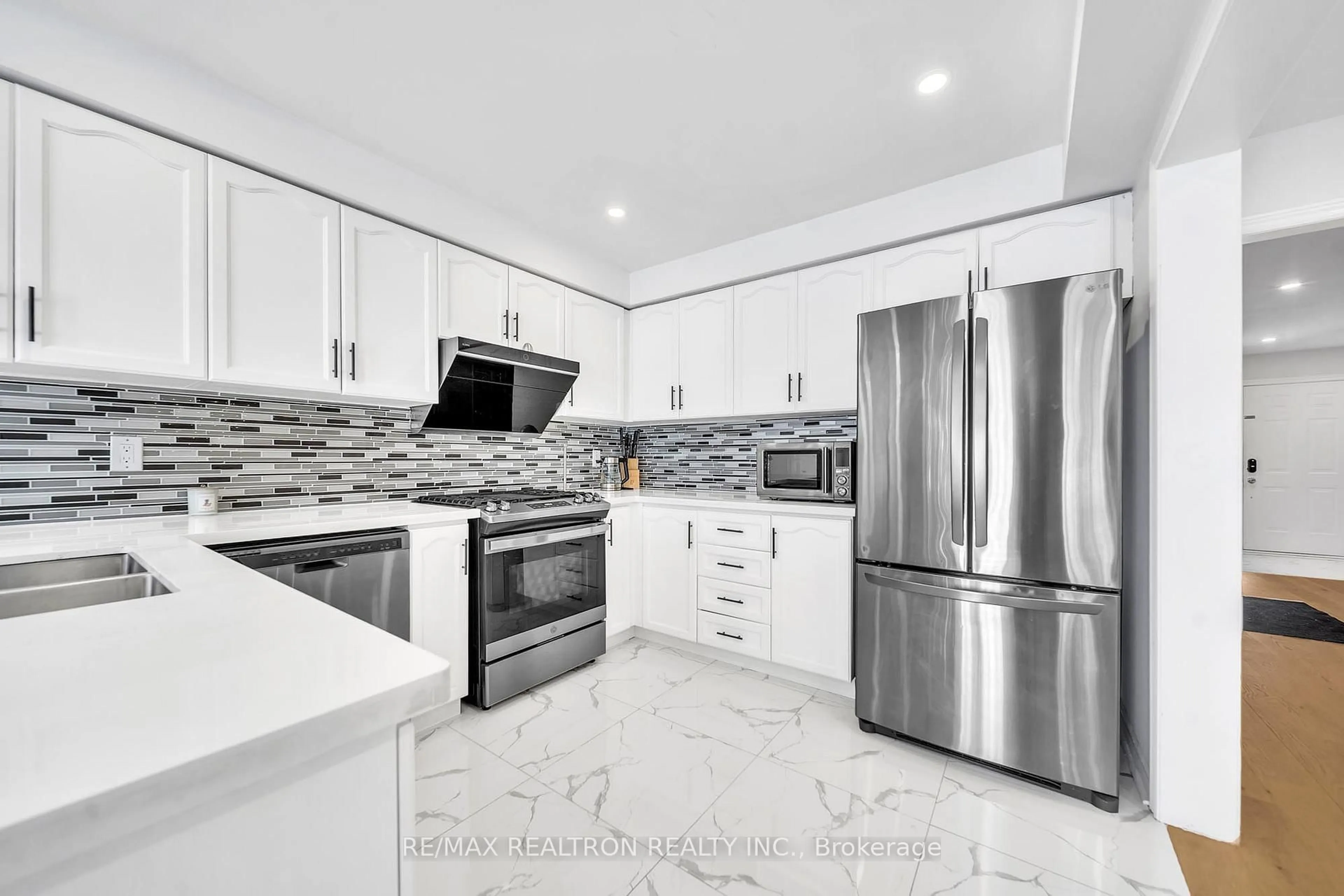 Open concept kitchen, ceramic/tile floor for 88 Matteo David Dr, Richmond Hill Ontario L4S 2S9