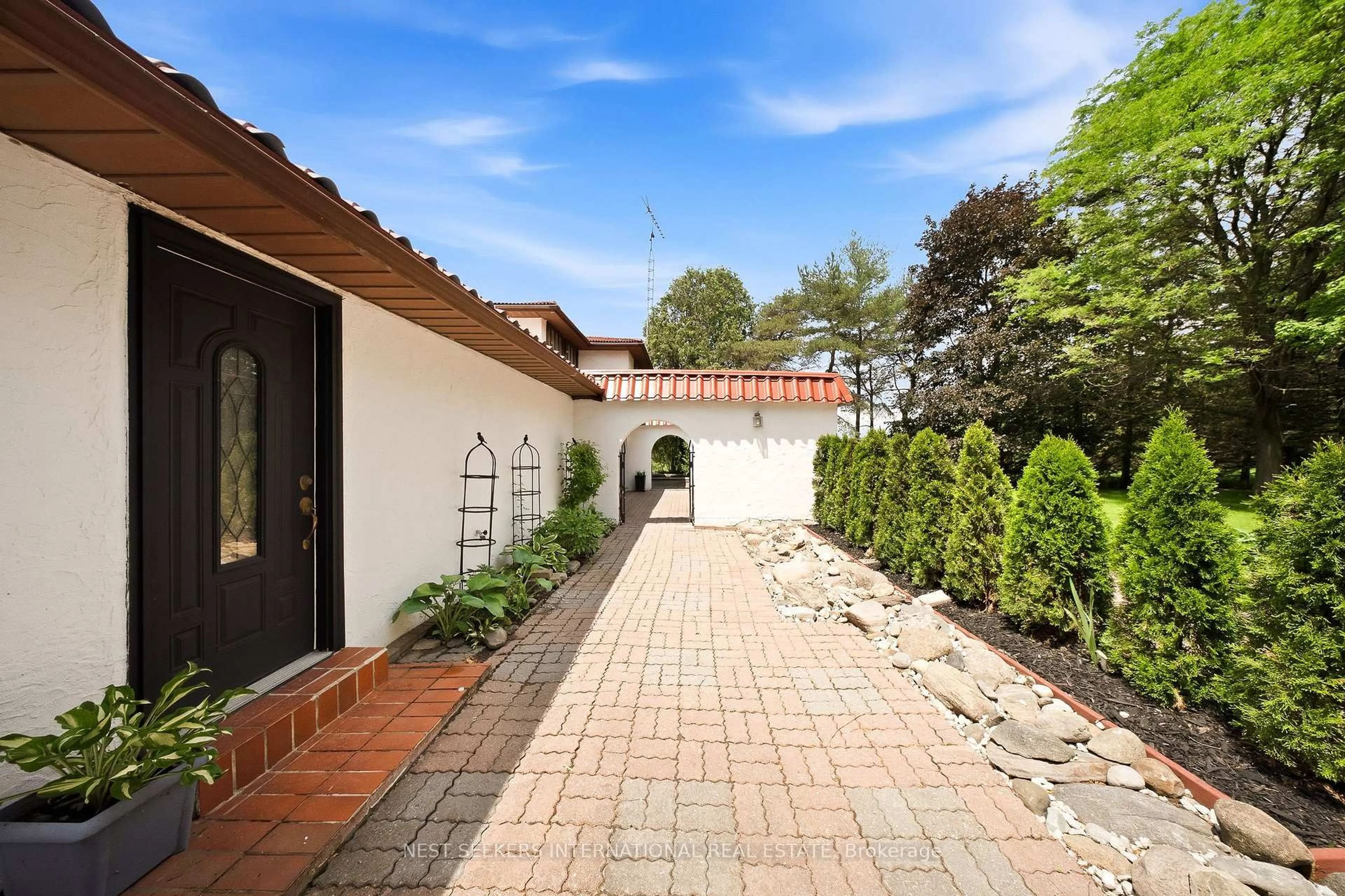 Patio, street for 17520 Keele St, King Ontario L0G 1J0