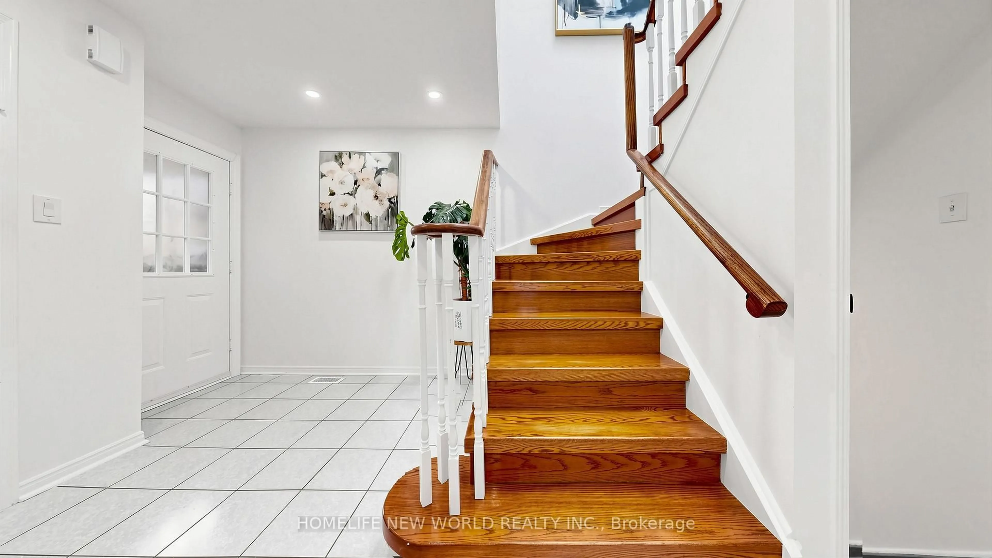 Indoor foyer for 73 Doubtfire Cres, Markham Ontario L3S 3V4