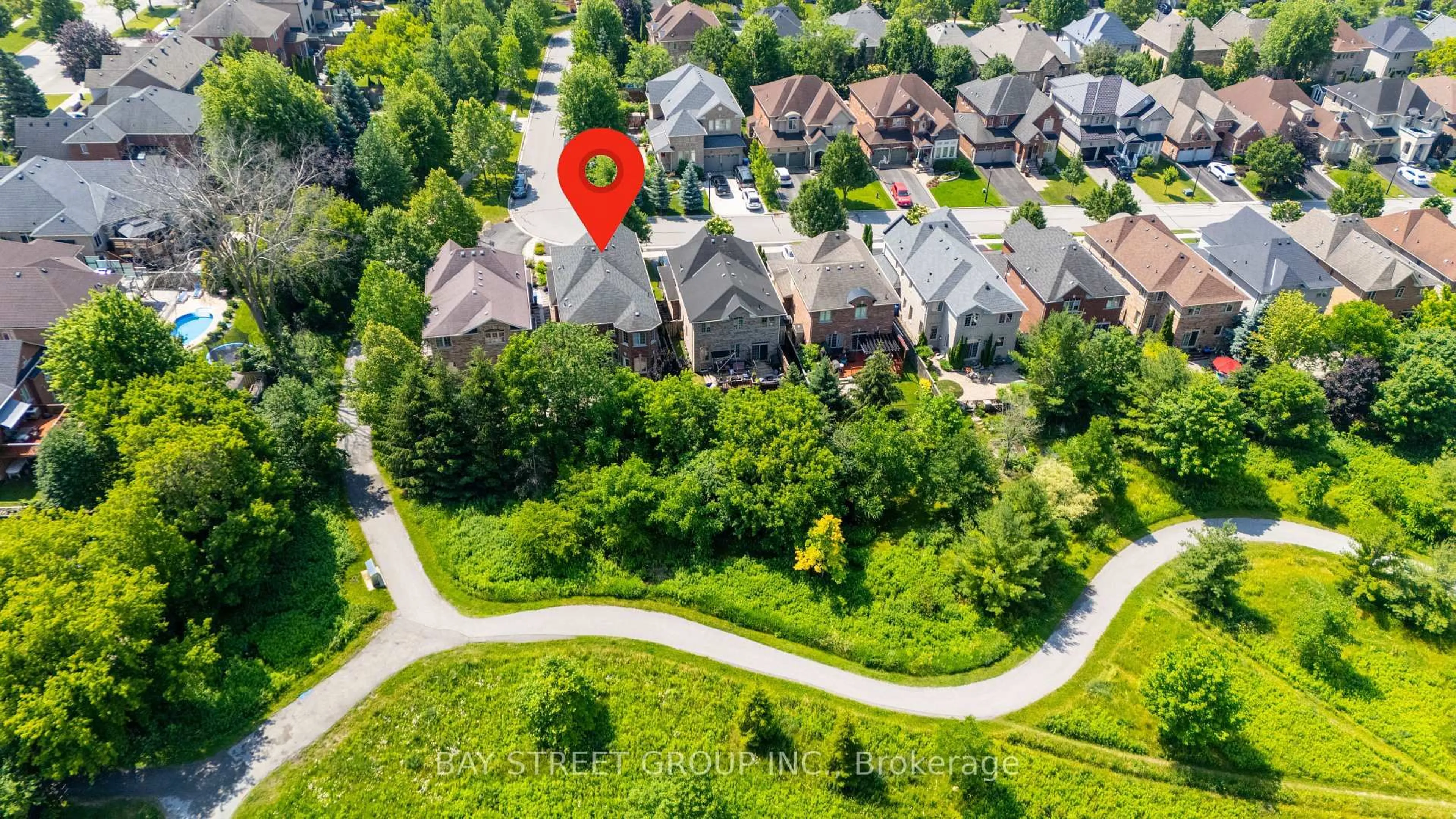 A pic from outside/outdoor area/front of a property/back of a property/a pic from drone, street for 995 Nellie Little Cres, Newmarket Ontario L3X 3E6