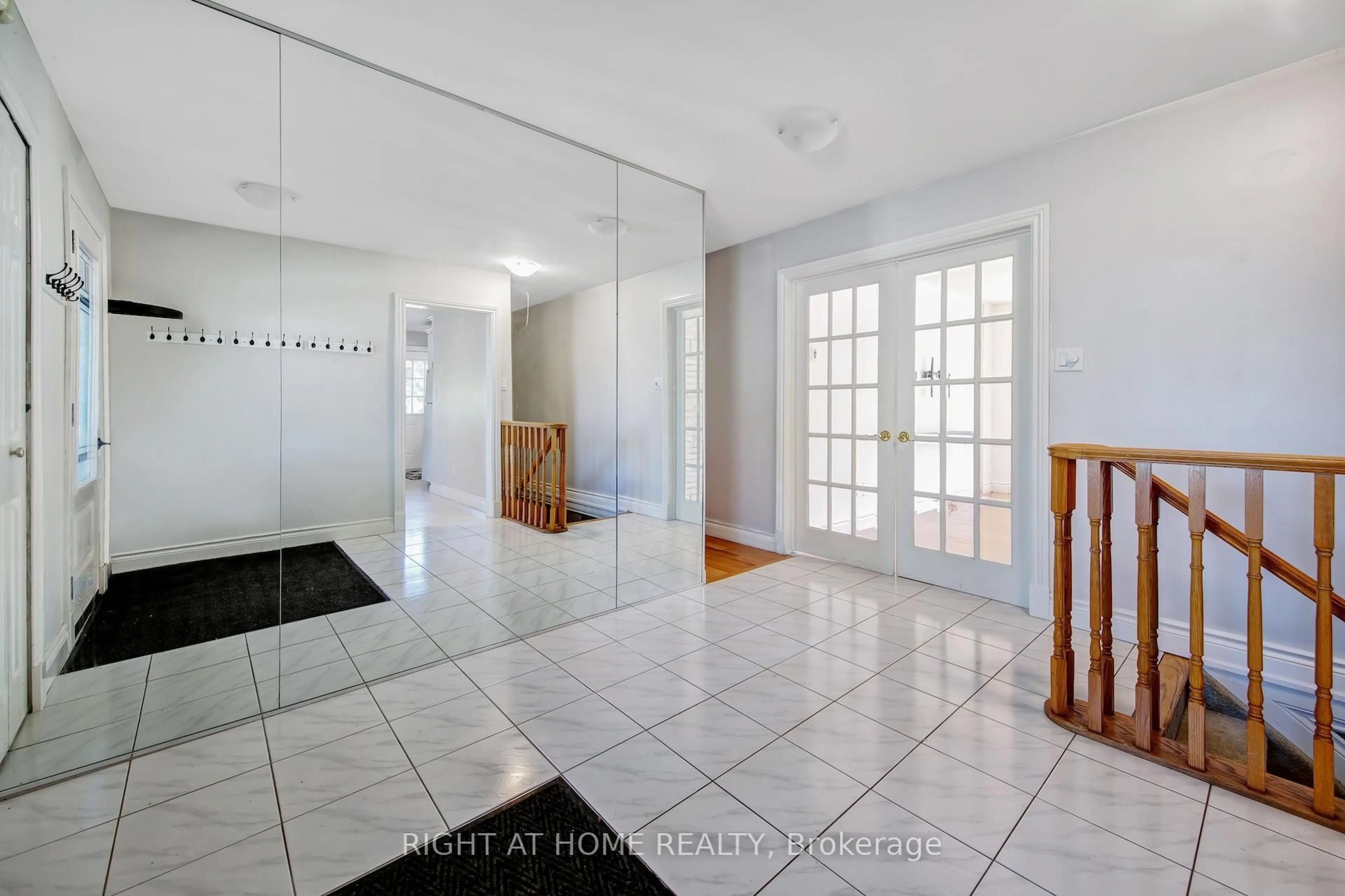 Indoor foyer for 1905 Lockhart Rd, Innisfil Ontario L9S 3G1