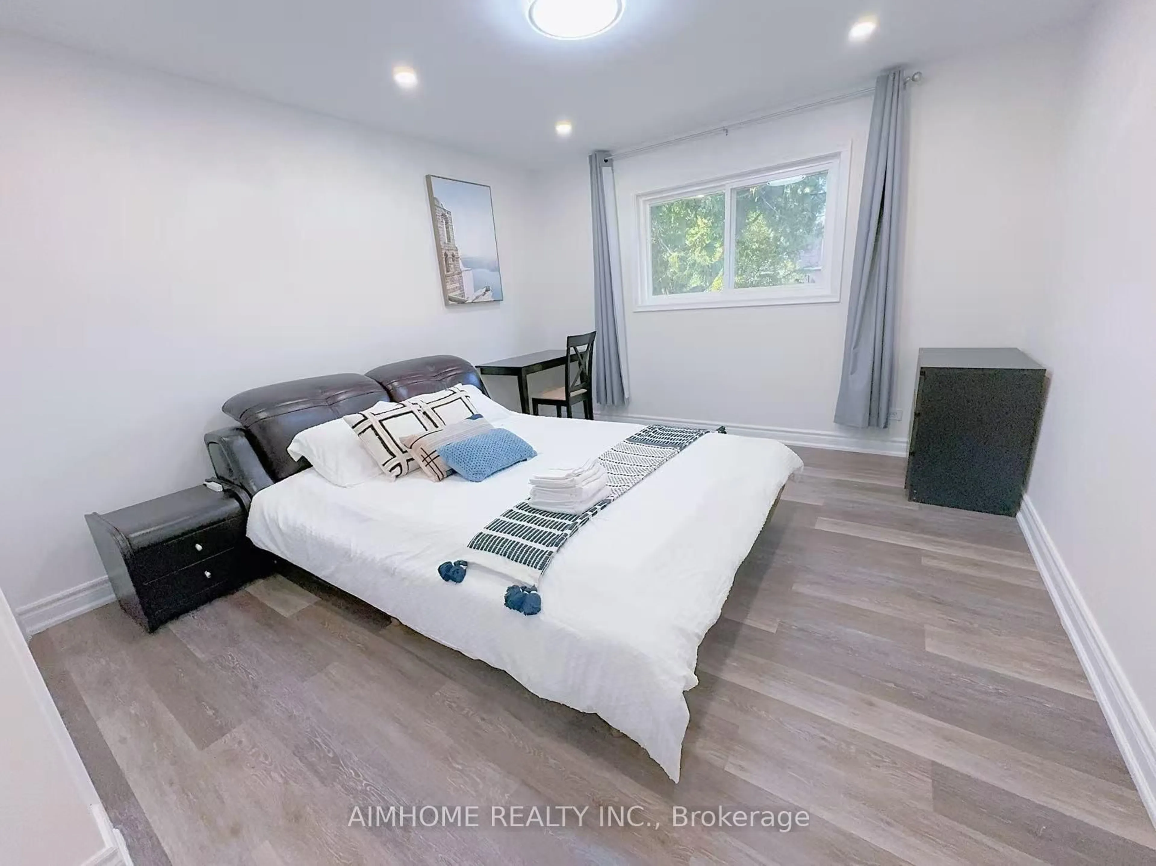 A pic of a room for 151 Riveredge Dr, Georgina Ontario L4P 2P4