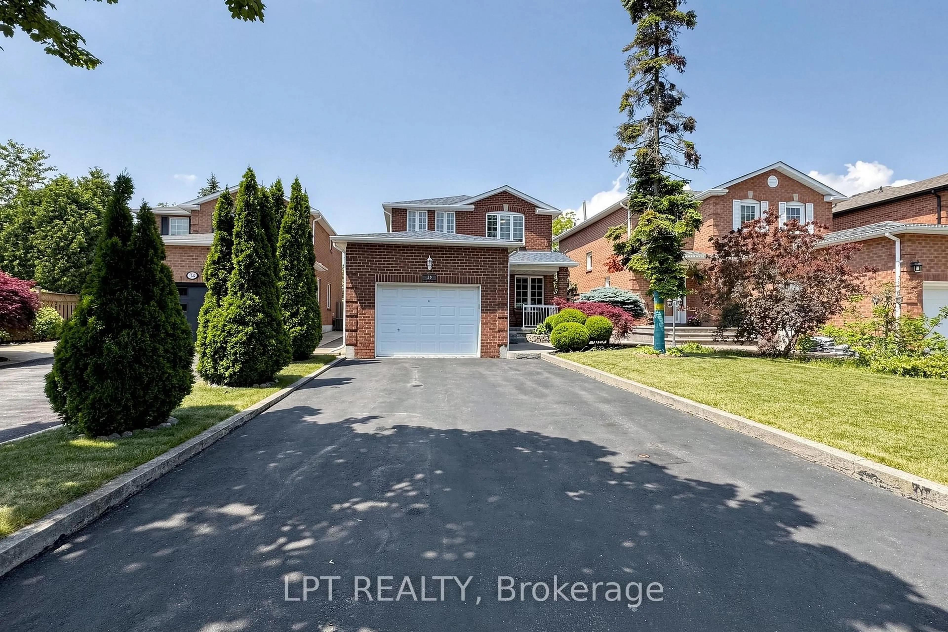 A pic from outside/outdoor area/front of a property/back of a property/a pic from drone, street for 30 Pentland Cres, Vaughan Ontario L6A 1T5