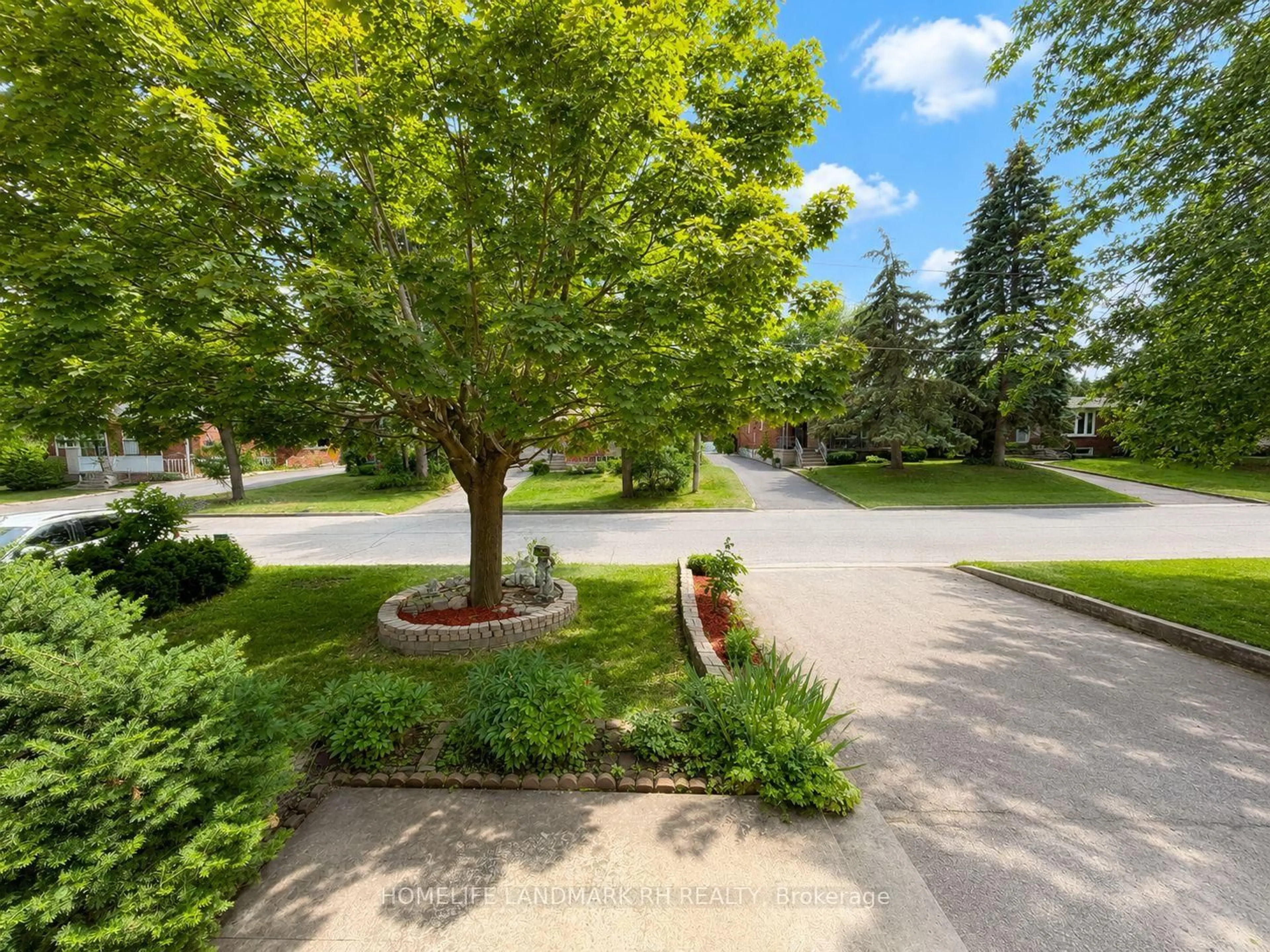 A pic from outside/outdoor area/front of a property/back of a property/a pic from drone, street for 321 Skopit Rd, Richmond Hill Ontario L4C 2Y9