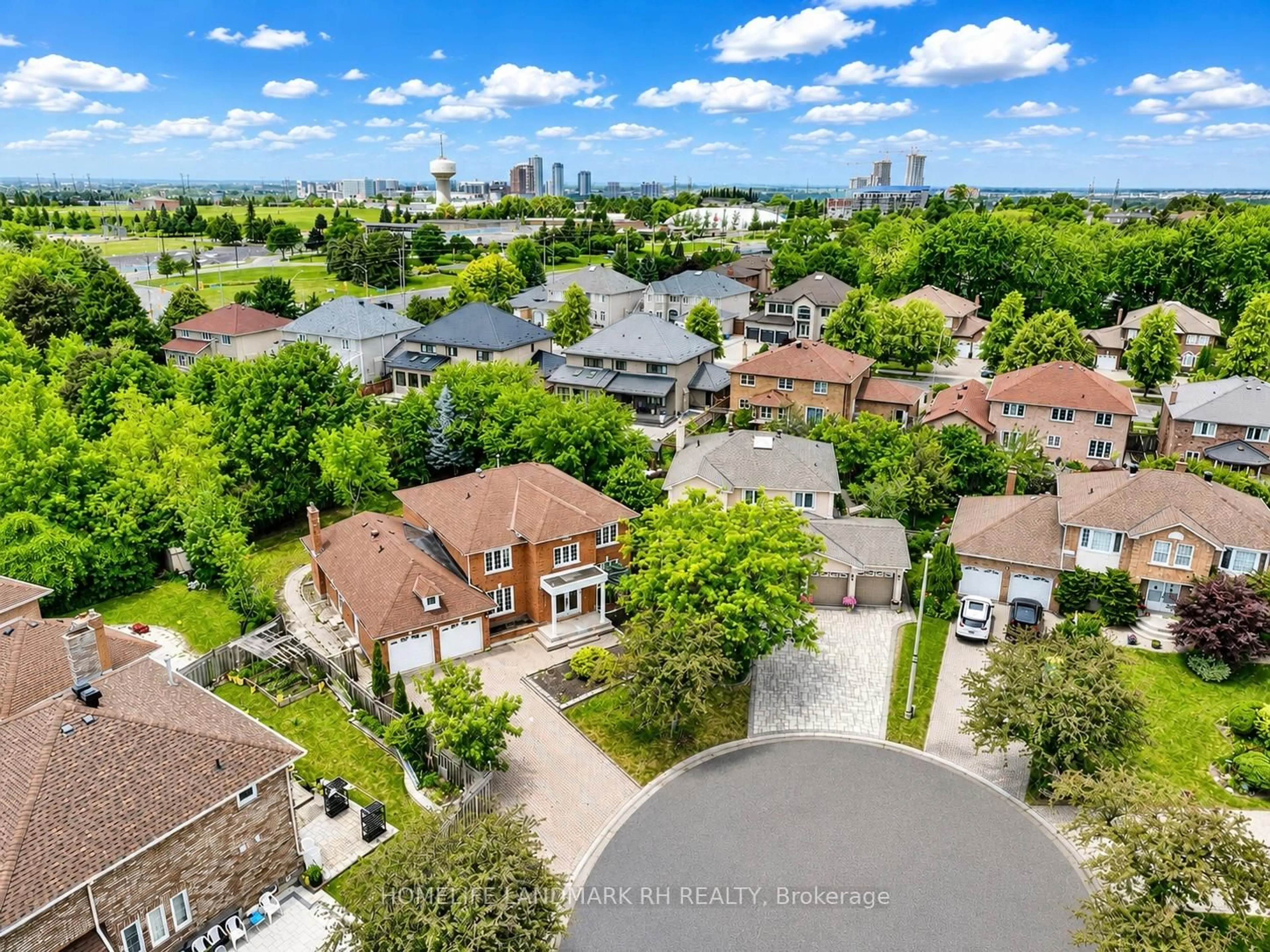 A pic from outside/outdoor area/front of a property/back of a property/a pic from drone, city buildings view from balcony for 12 Doulton Crt, Markham Ontario L3R 8N8