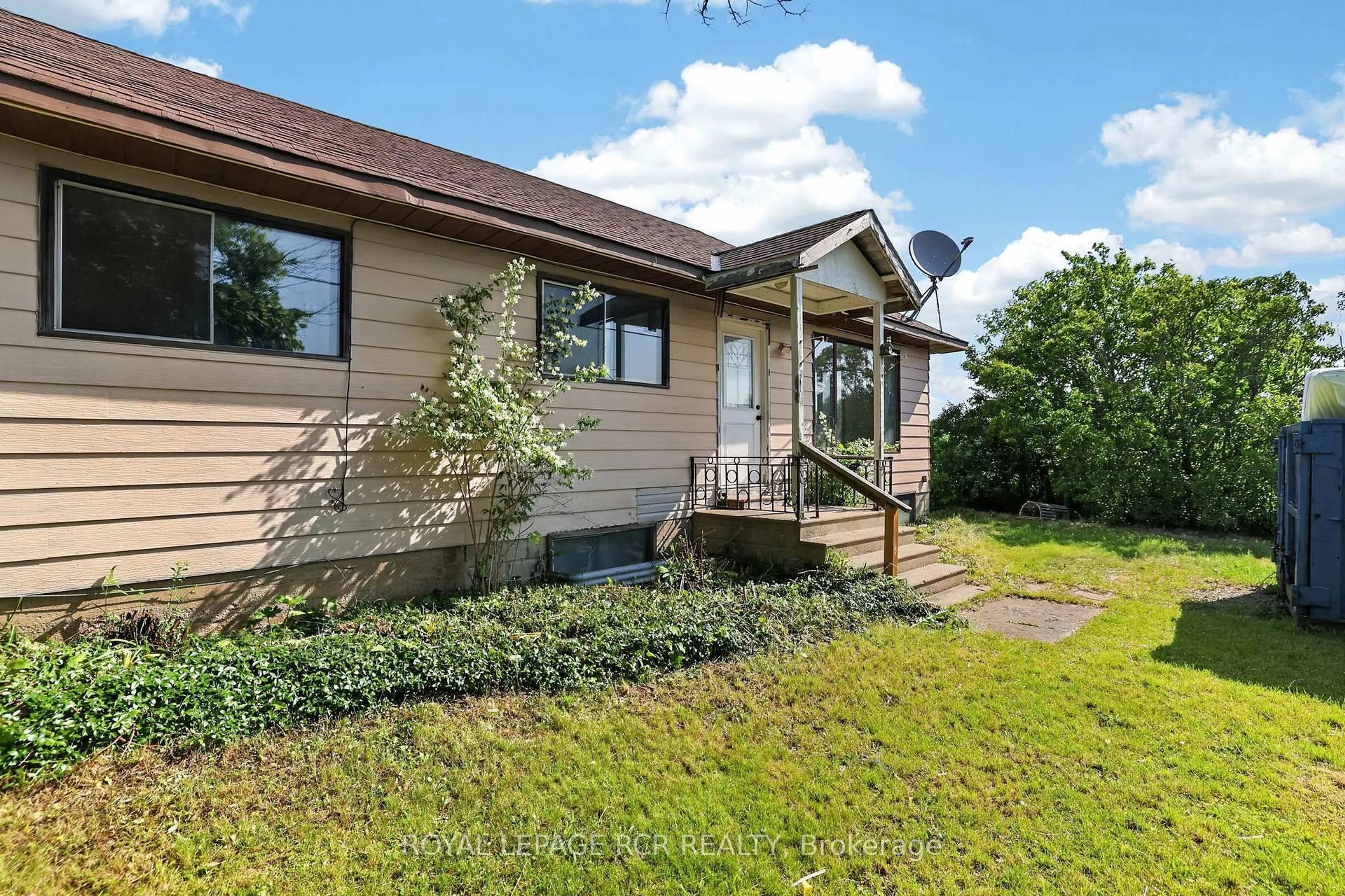 A pic from outside/outdoor area/front of a property/back of a property/a pic from drone, unknown for 6012 2nd Line, New Tecumseth Ontario L0G 1W0