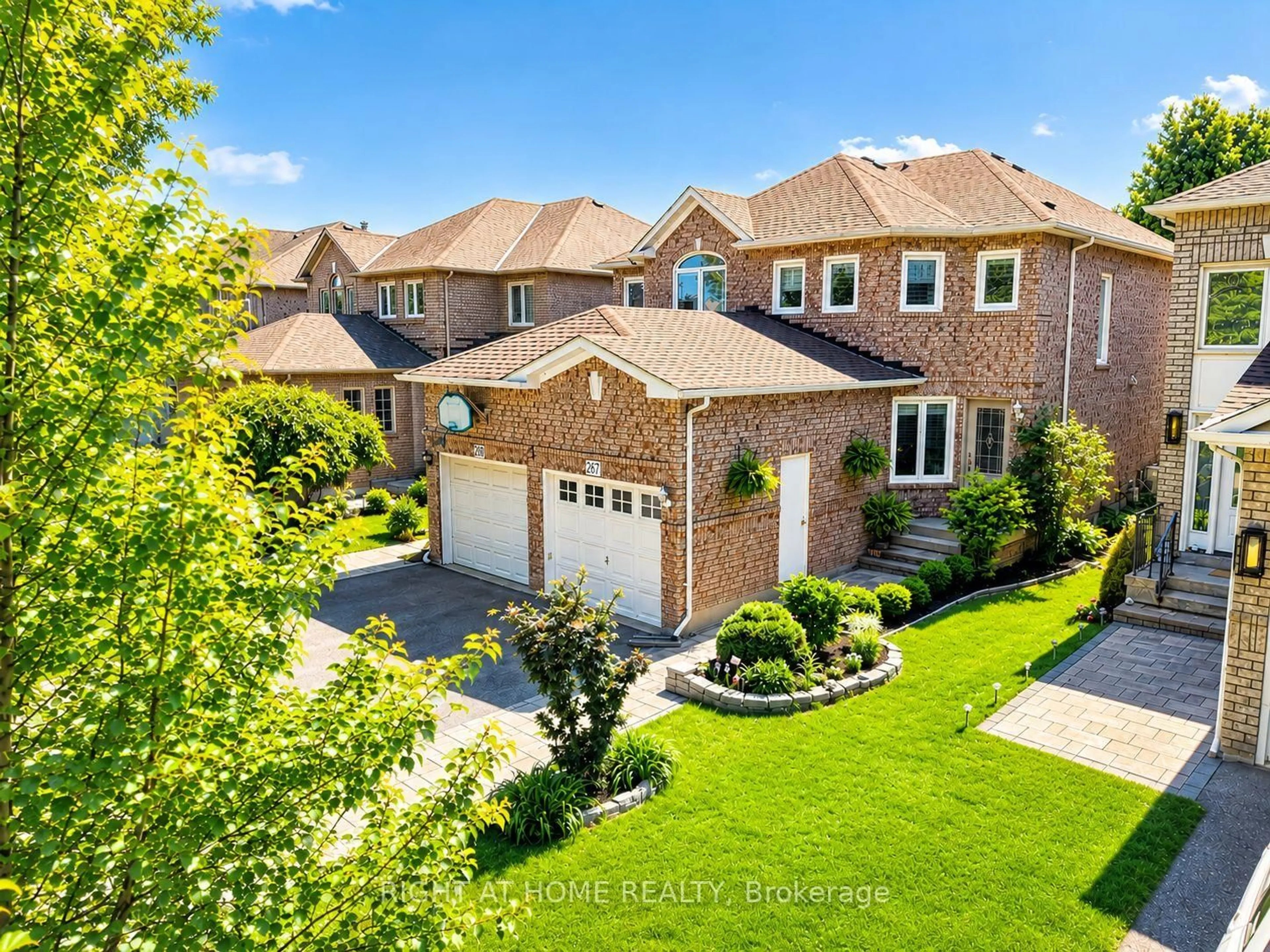 A pic from outside/outdoor area/front of a property/back of a property/a pic from drone, street for 267 Pinnacle Tr, Aurora Ontario L4G 7G4