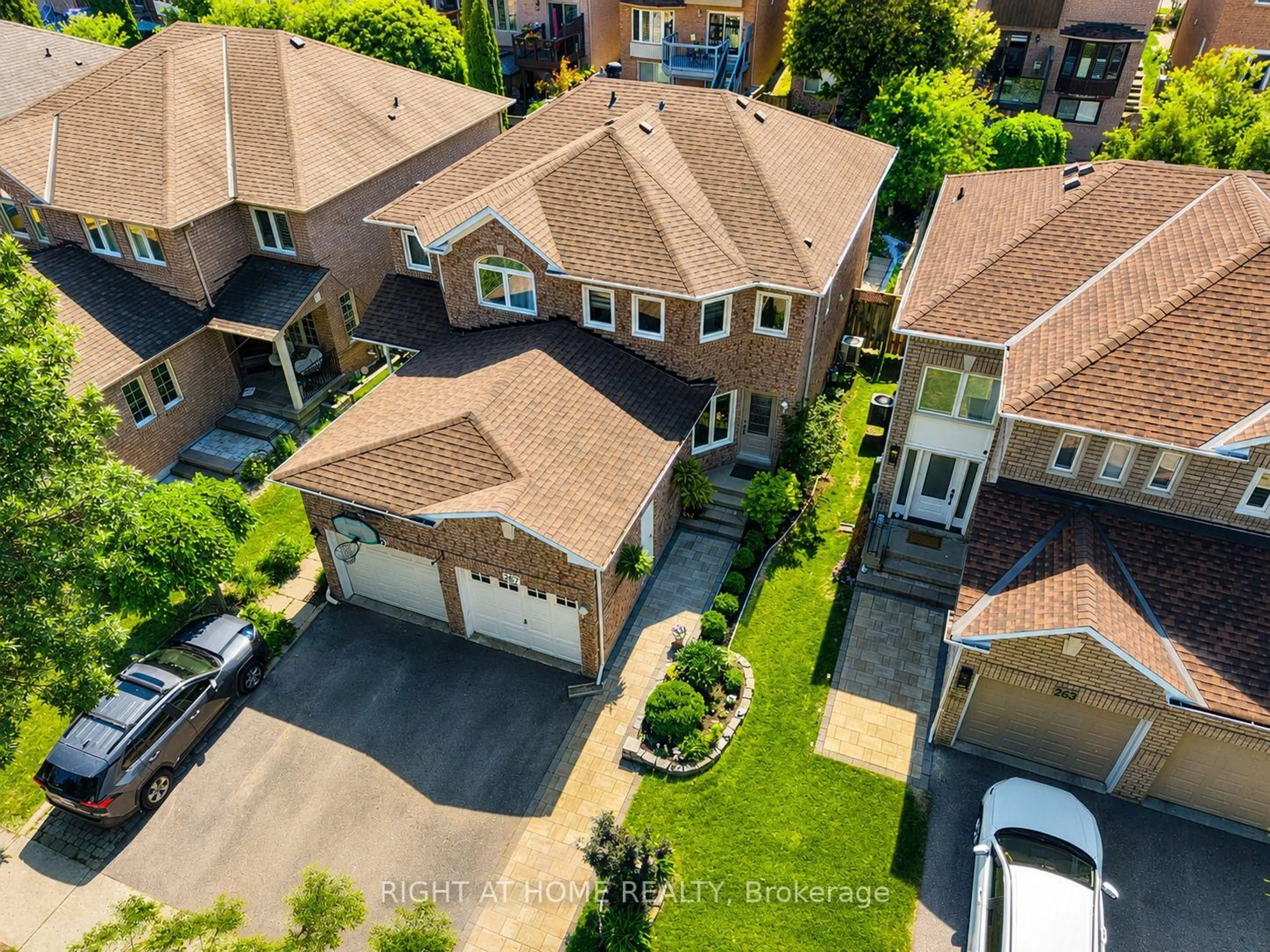 A pic from outside/outdoor area/front of a property/back of a property/a pic from drone, street for 267 Pinnacle Tr, Aurora Ontario L4G 7G4