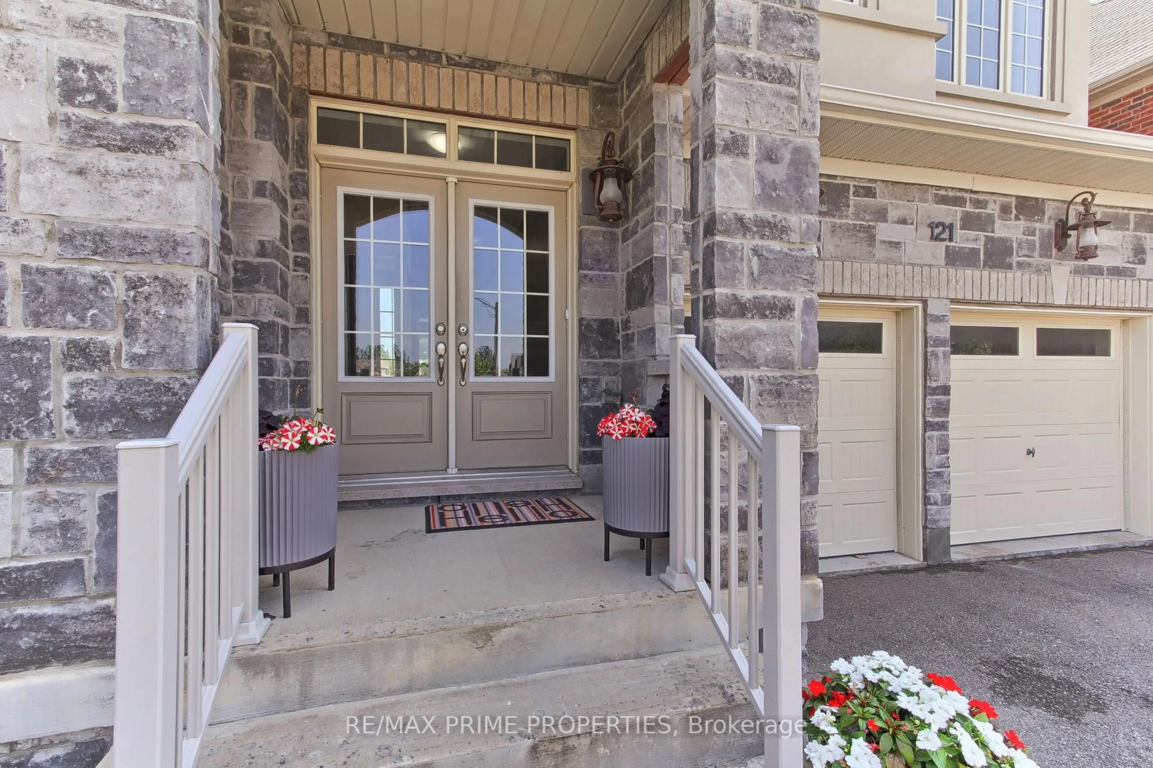 Indoor entryway for 121 Robert Wilson Cres, Georgina Ontario L4P 0G8