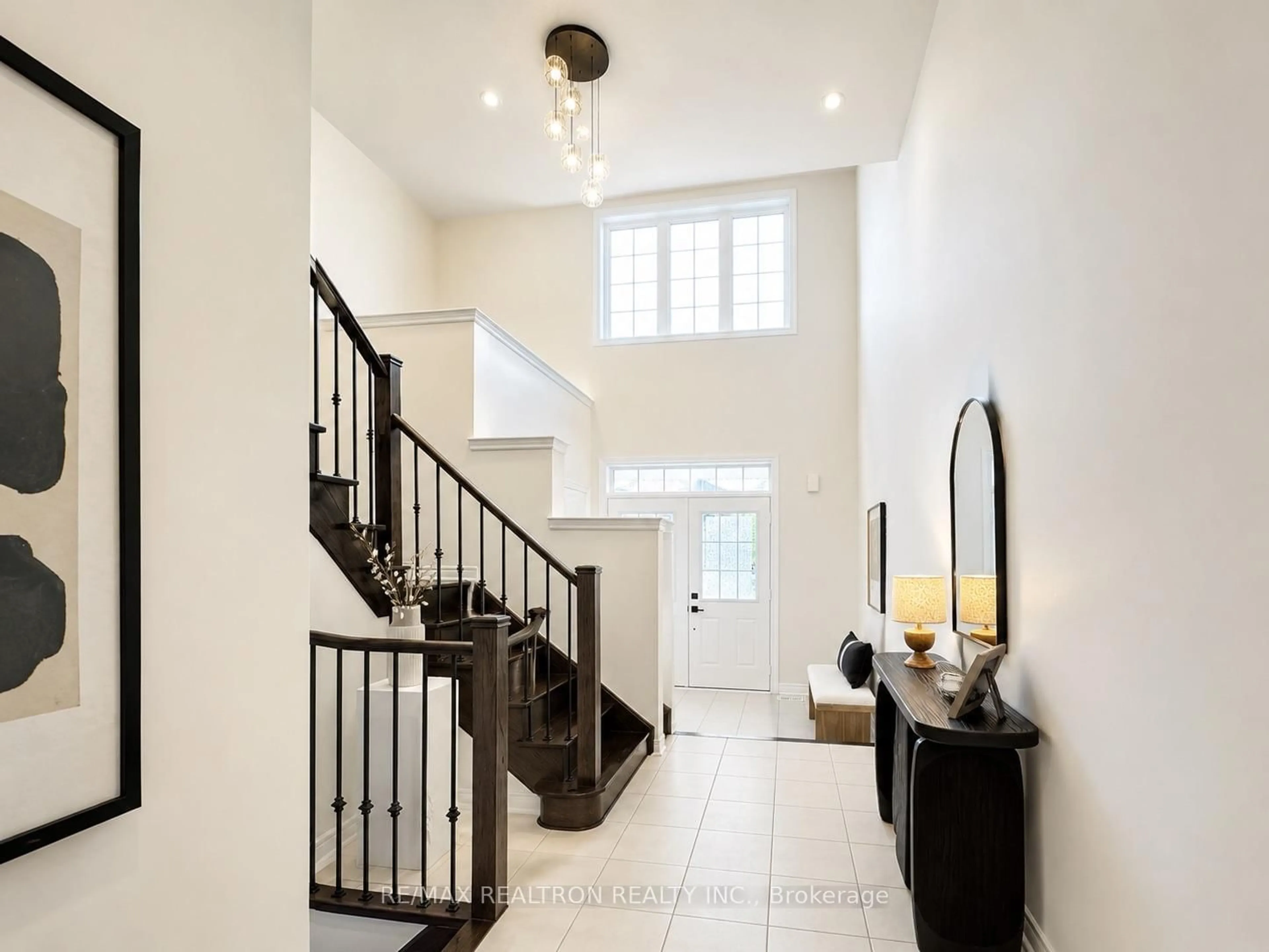 Indoor entryway for 342 Lauderdale Dr, Vaughan Ontario L6A 0N7