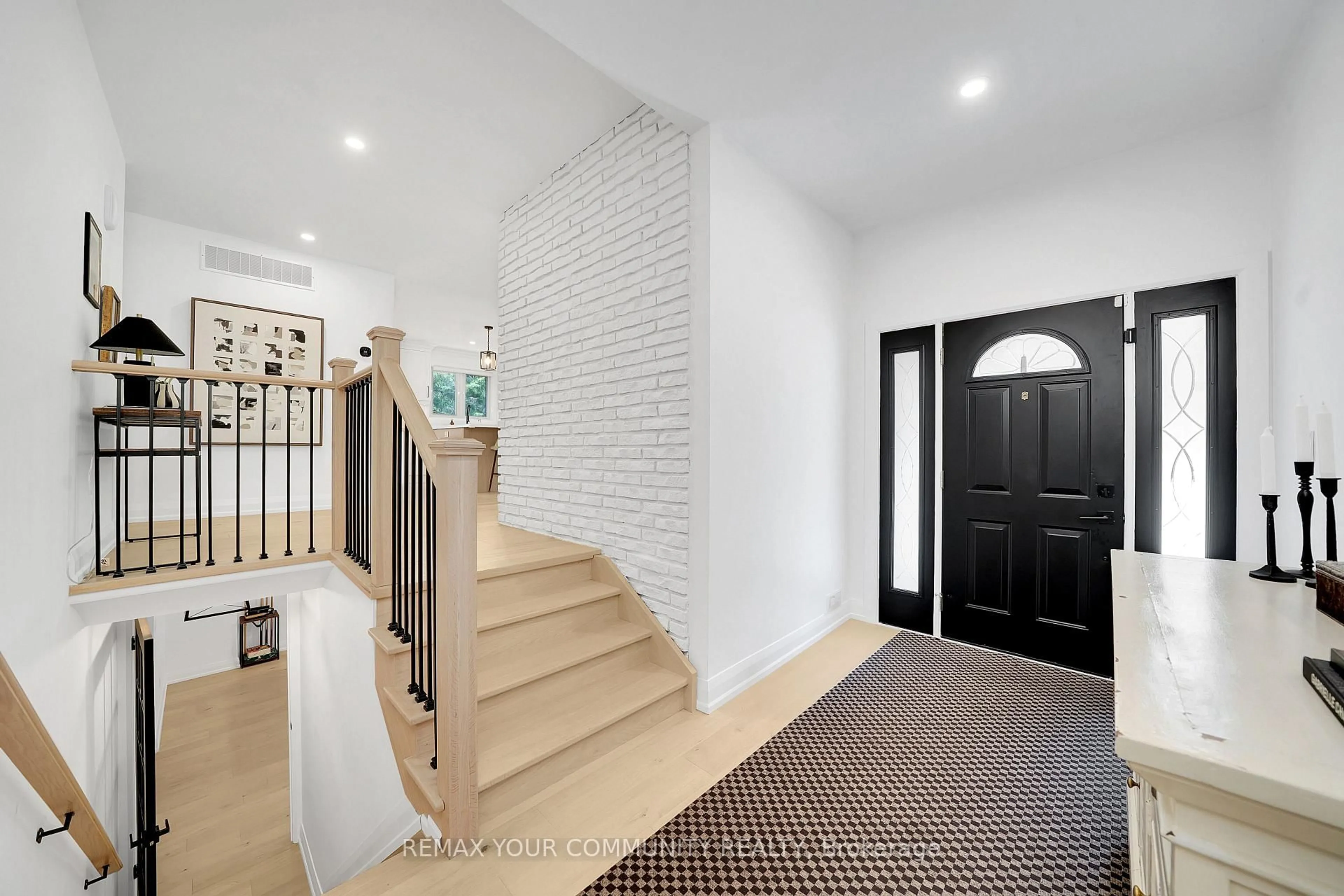 Indoor foyer for 72 Cook Dr, King Ontario L7B 0E5
