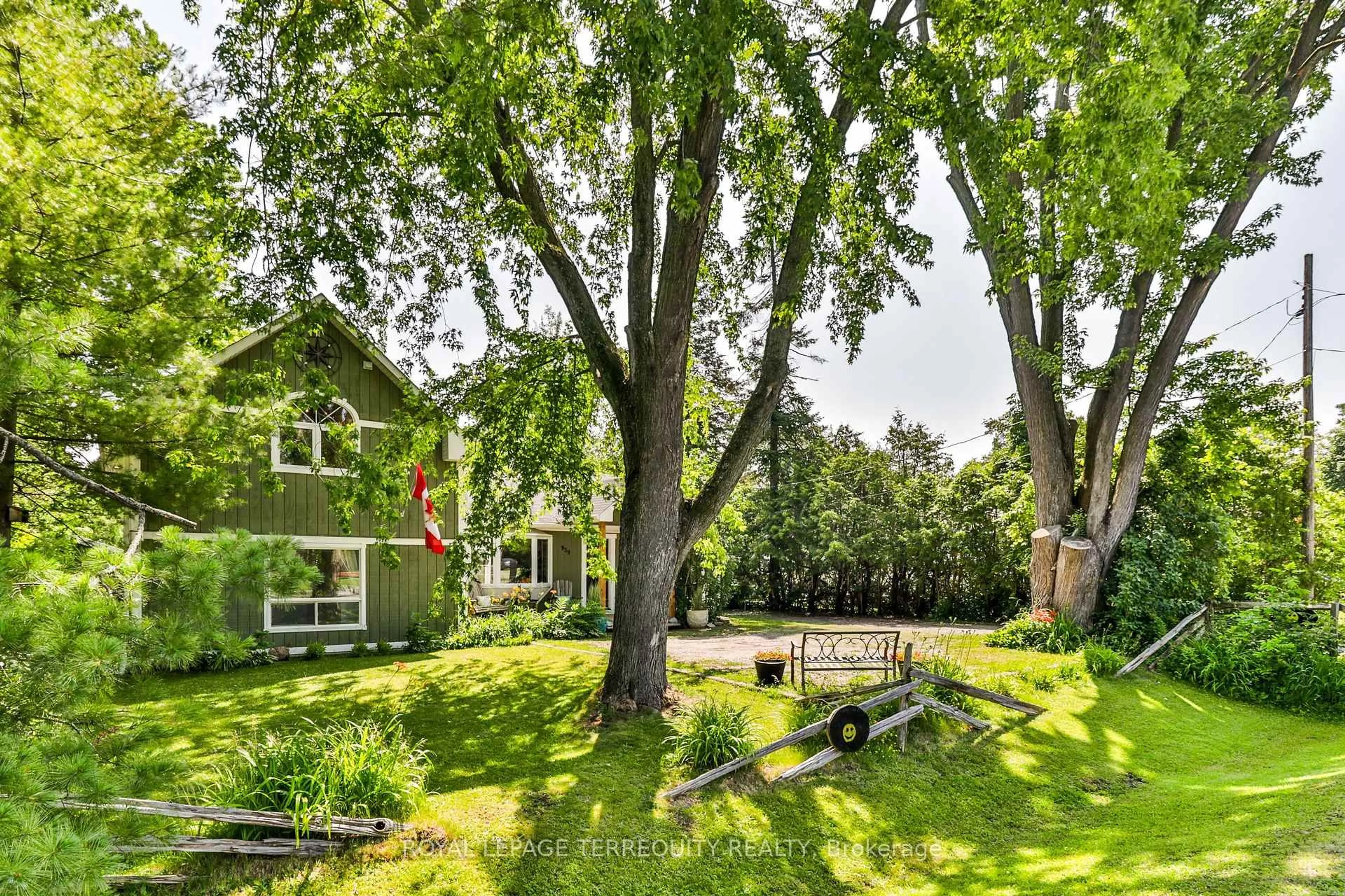 Patio, forest/trees view for 939 Corner Ave, Innisfil Ontario L0L 1W0