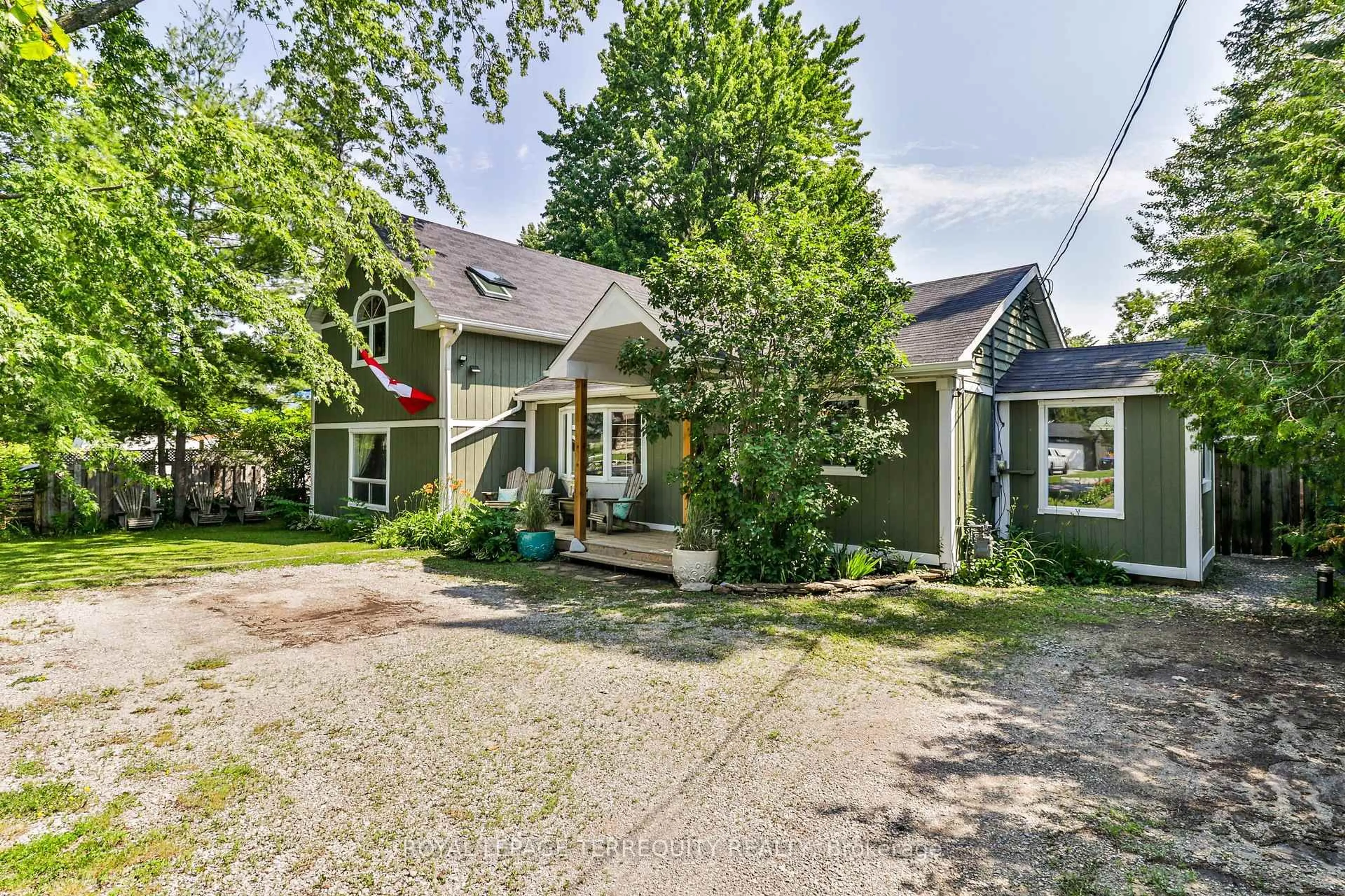 A pic from outside/outdoor area/front of a property/back of a property/a pic from drone, street for 939 Corner Ave, Innisfil Ontario L0L 1W0