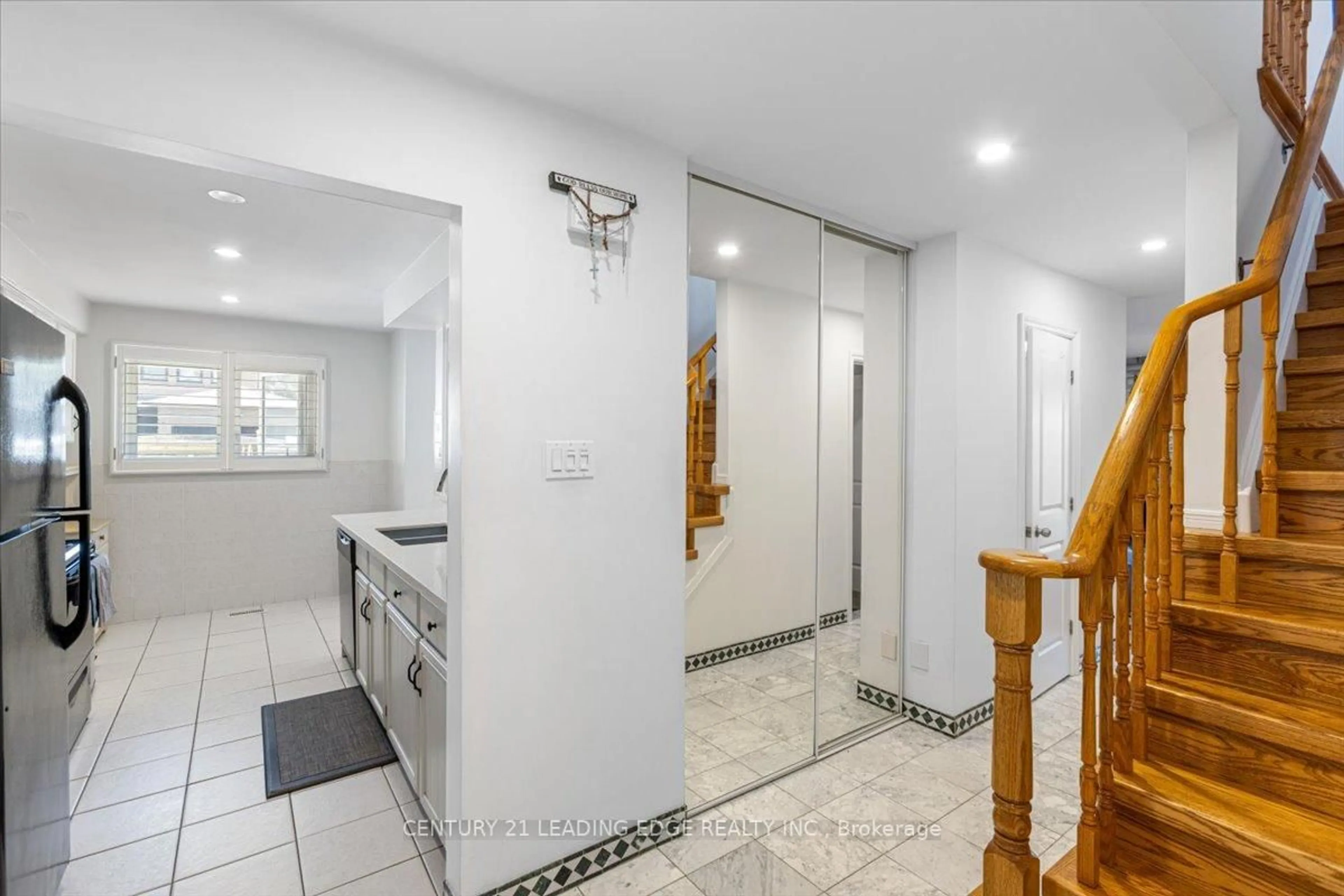 Indoor foyer for 69 PARKINSON Rd, Markham Ontario L3P 4G7