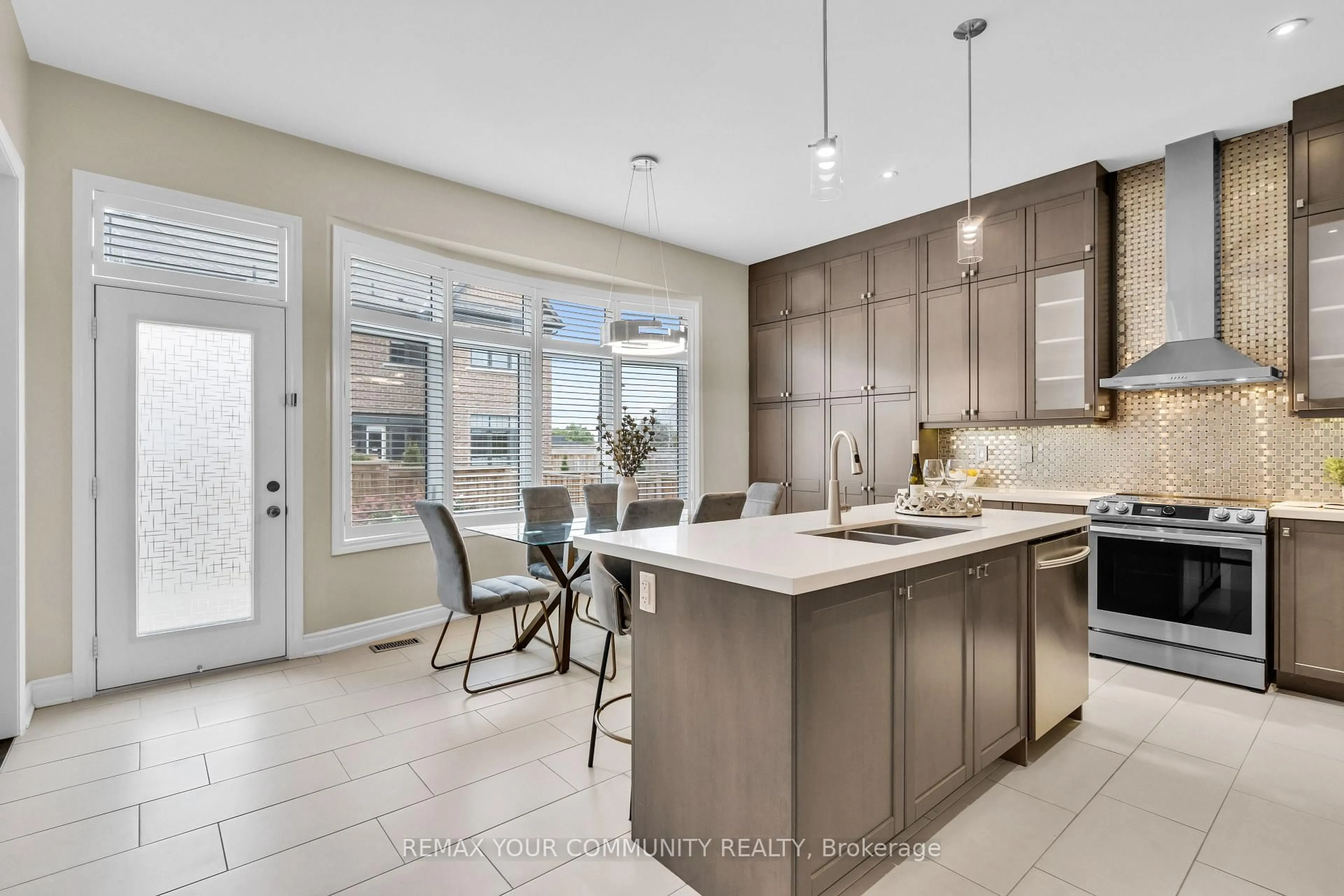 Open concept kitchen, ceramic/tile floor for 8 King Blvd, King Ontario L7B 0P4