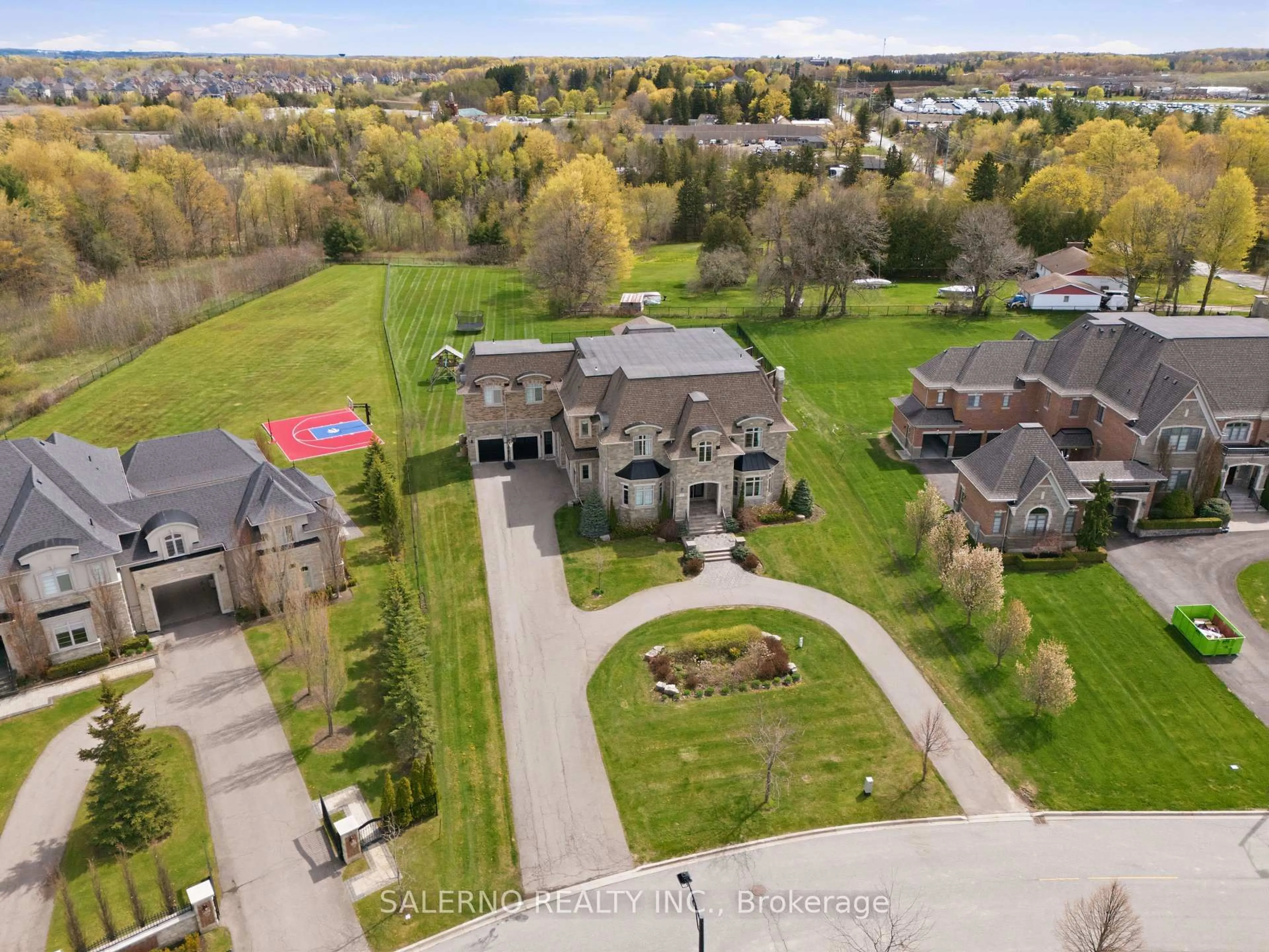 A pic from outside/outdoor area/front of a property/back of a property/a pic from drone, street for 21 Stallions Crt, Vaughan Ontario L6A 4V5