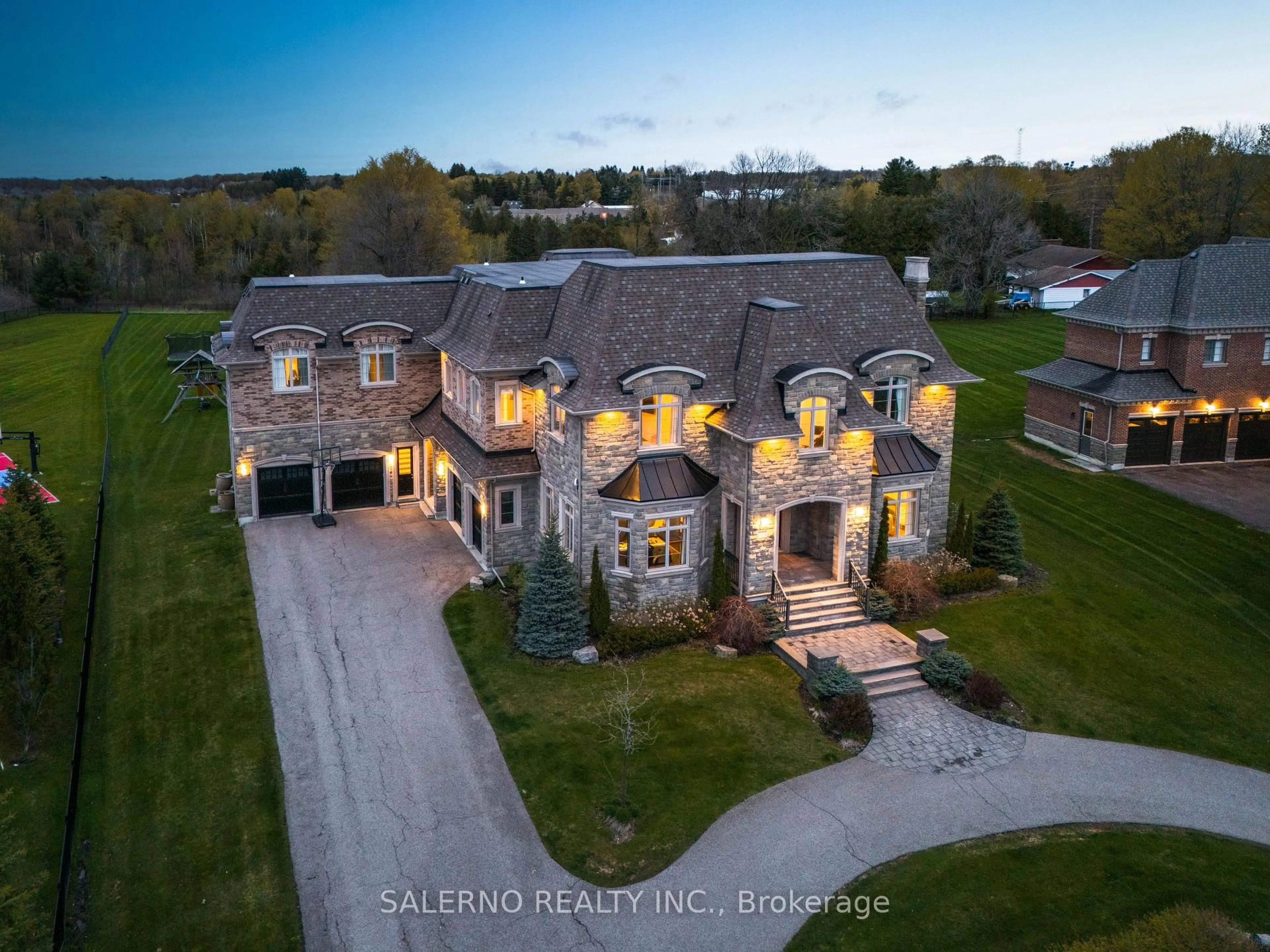 A pic from outside/outdoor area/front of a property/back of a property/a pic from drone, building for 21 Stallions Crt, Vaughan Ontario L6A 4V5