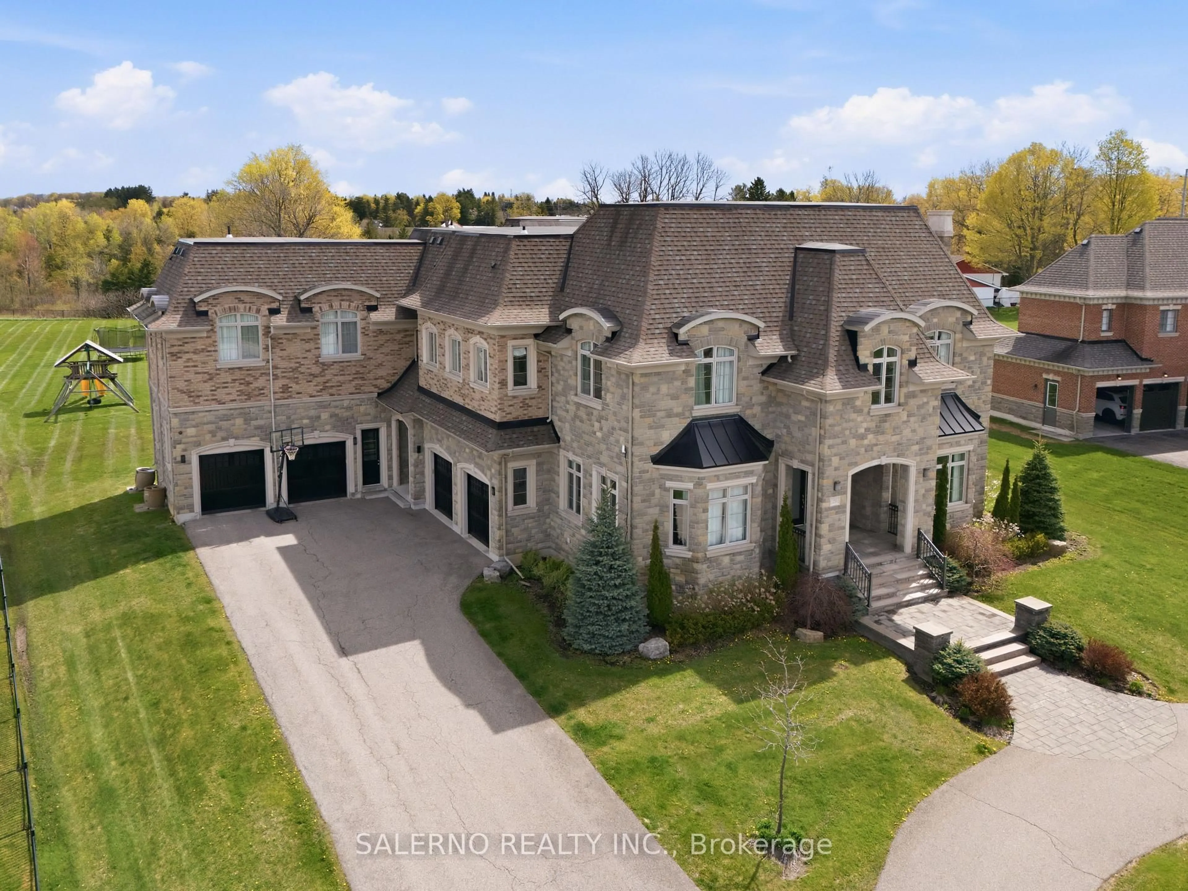 A pic from outside/outdoor area/front of a property/back of a property/a pic from drone, unknown for 21 Stallions Crt, Vaughan Ontario L6A 4V5